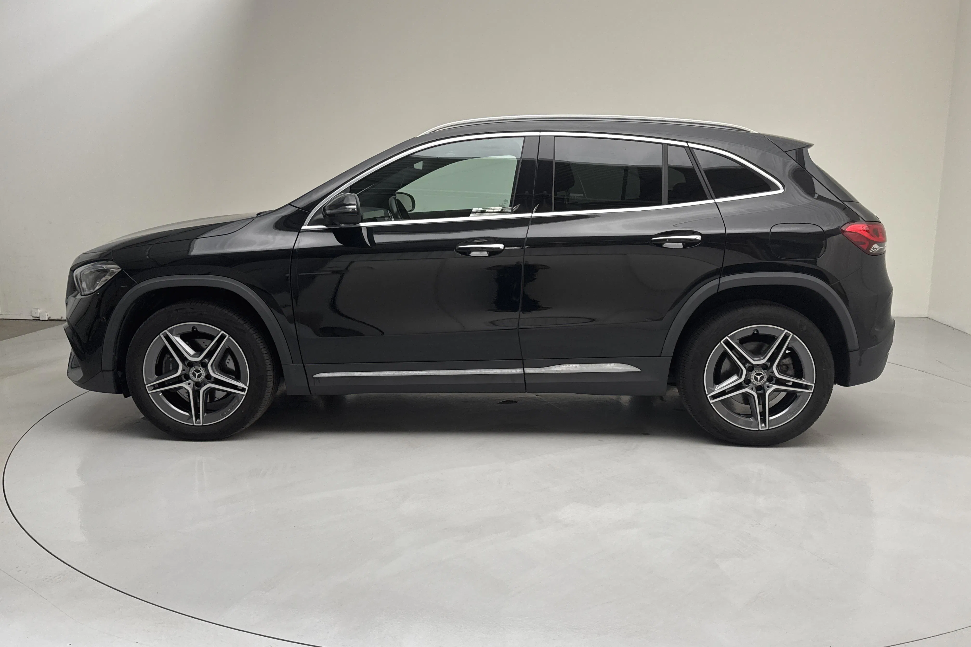 Presentation photo 2 of 23: Mercedes GLA 250 e H247 (218hk) - 64 250 km - Automatic - black - 2022
