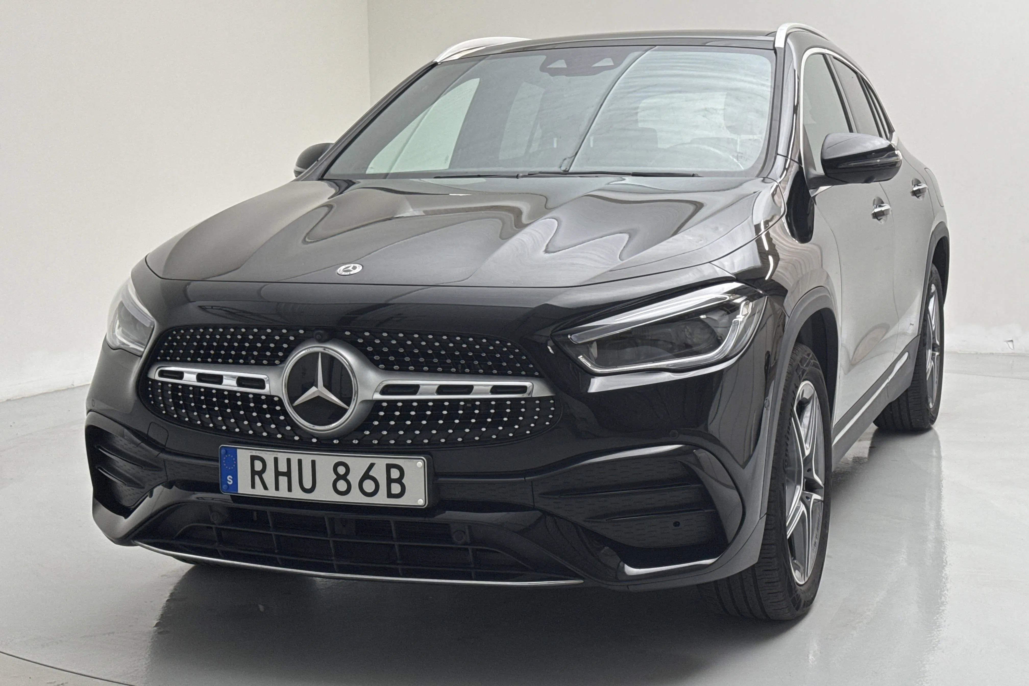 Presentation photo 1 of 23: Mercedes GLA 250 e H247 (218hk) - 64 250 km - Automatic - black - 2022