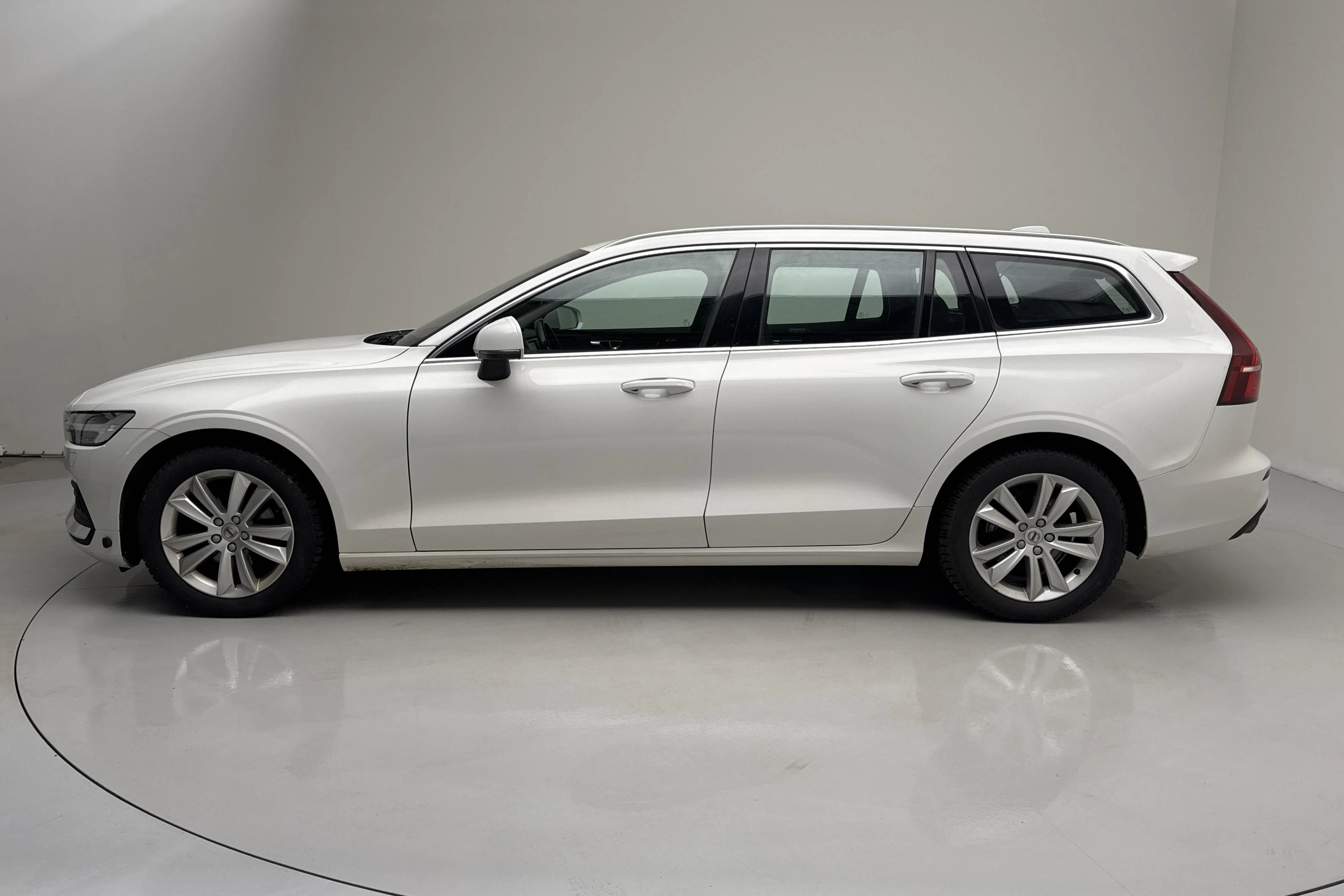 Presentation photo 2 of 14: Volvo V60 D4 (190hk) - 121 050 km - Automatic - white - 2021