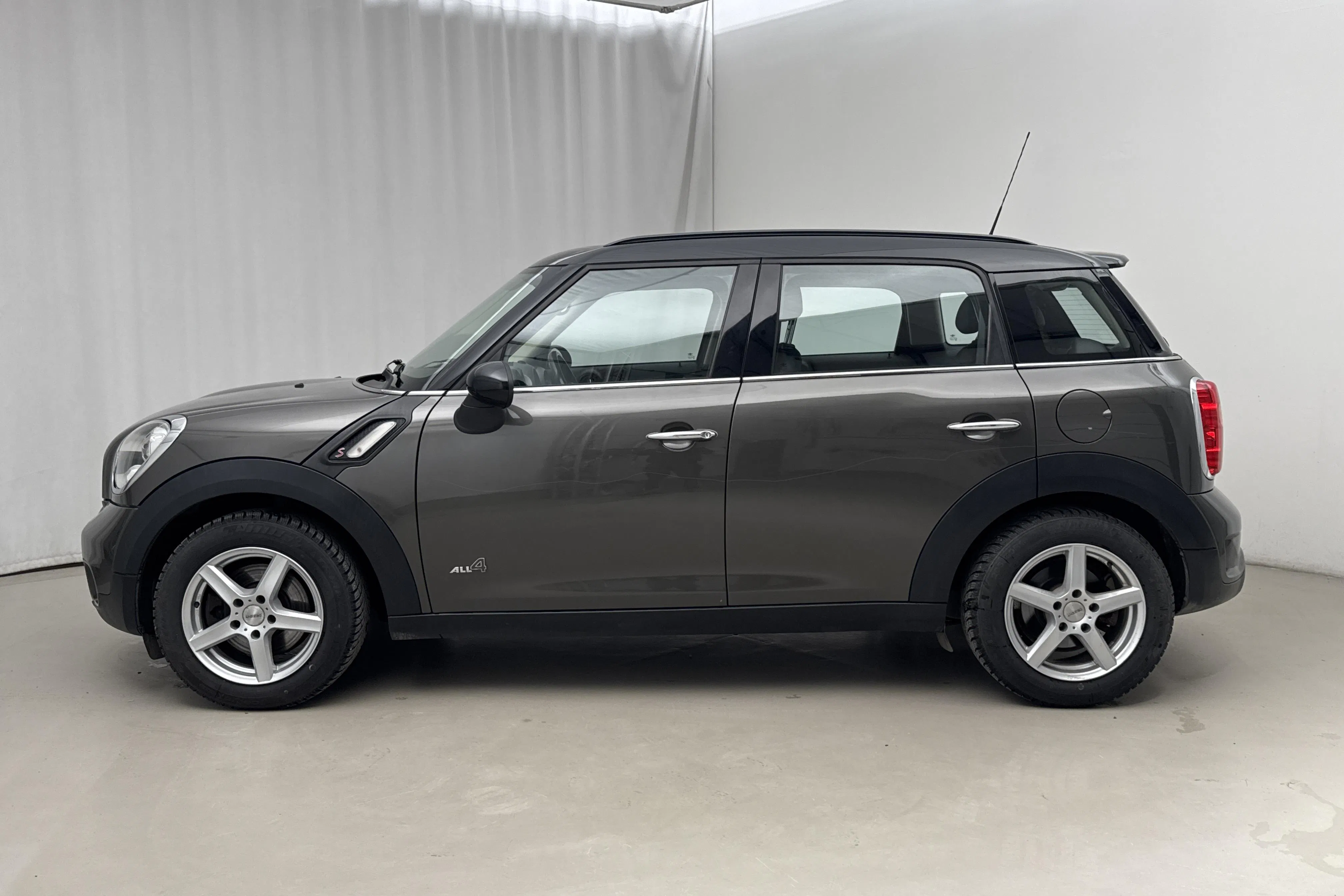 Presentation photo 2 of 14: MINI Cooper S ALL4 Countryman (184hk) - 157 990 km - Manual - gray - 2011