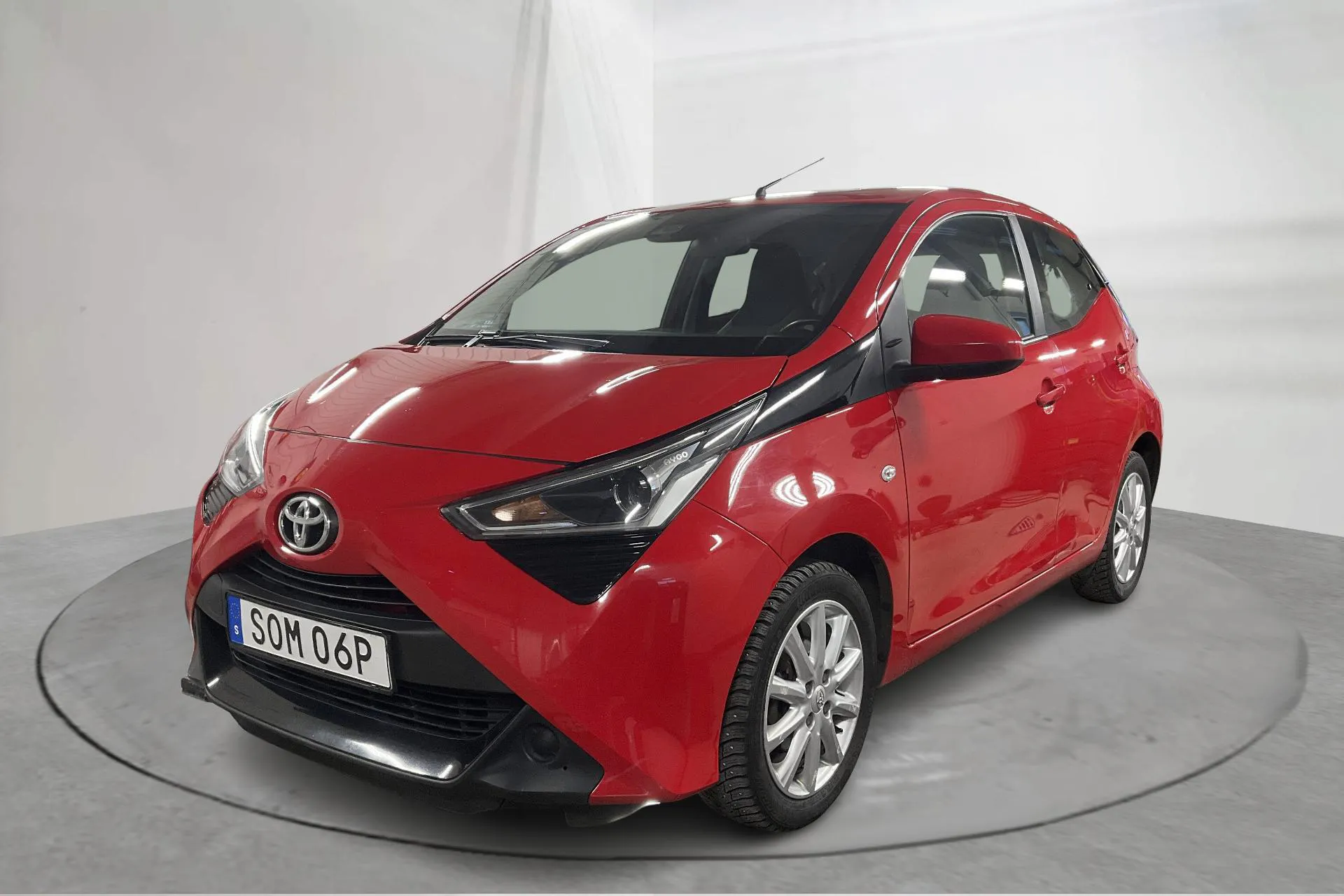 Presentation photo 1 of 15: Toyota Aygo 1.0 5dr (72hk) - 89 600 km - Manual - red - 2020