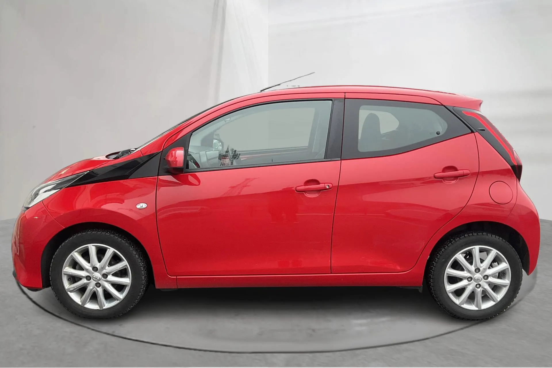 Presentation photo 2 of 15: Toyota Aygo 1.0 5dr (72hk) - 89 600 km - Manual - red - 2020