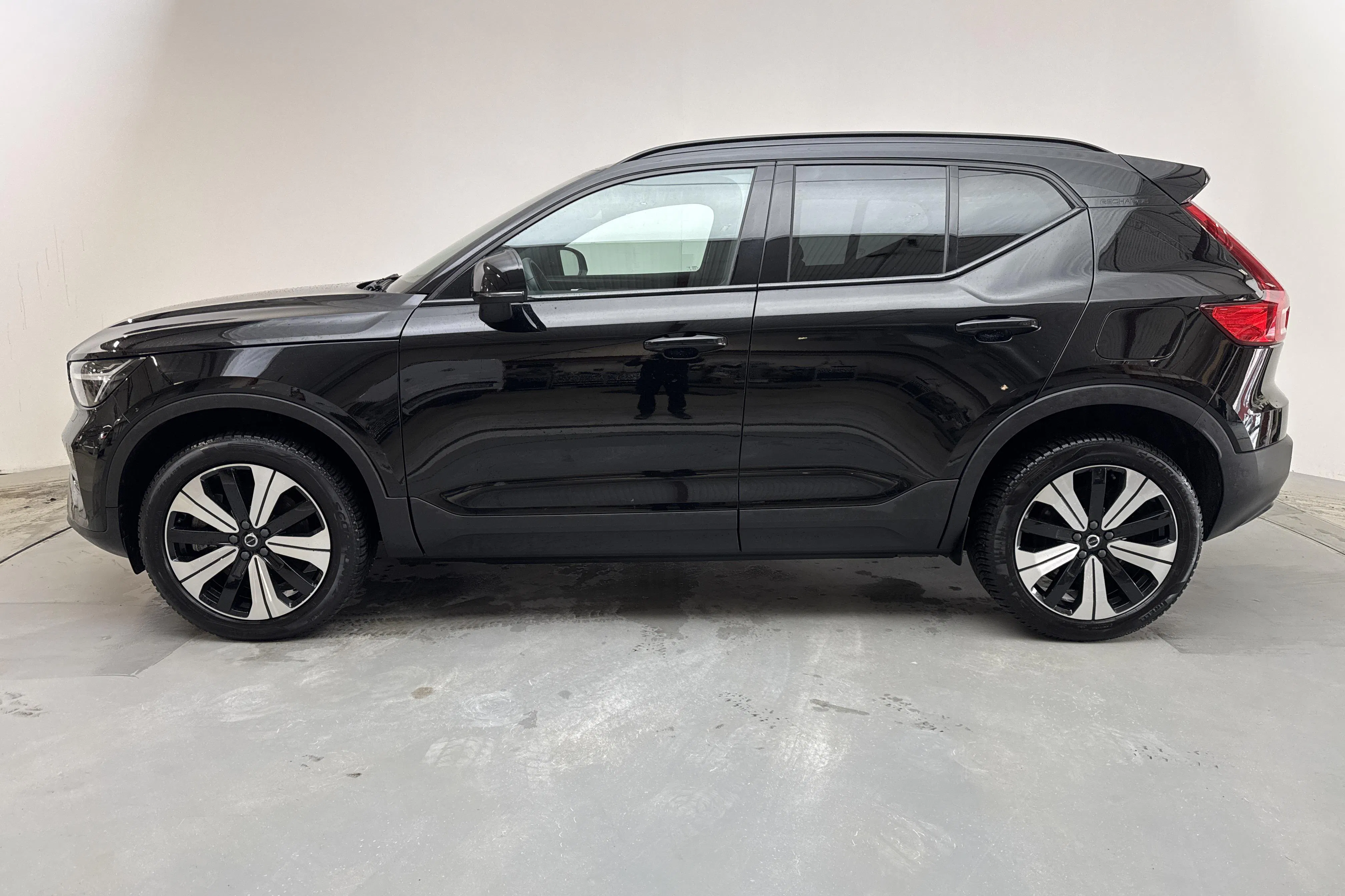 Presentationsfoto 2 av 17: Volvo XC40 P6 Recharge (231hk) - 4 005 mil - Automat - svart - 2023