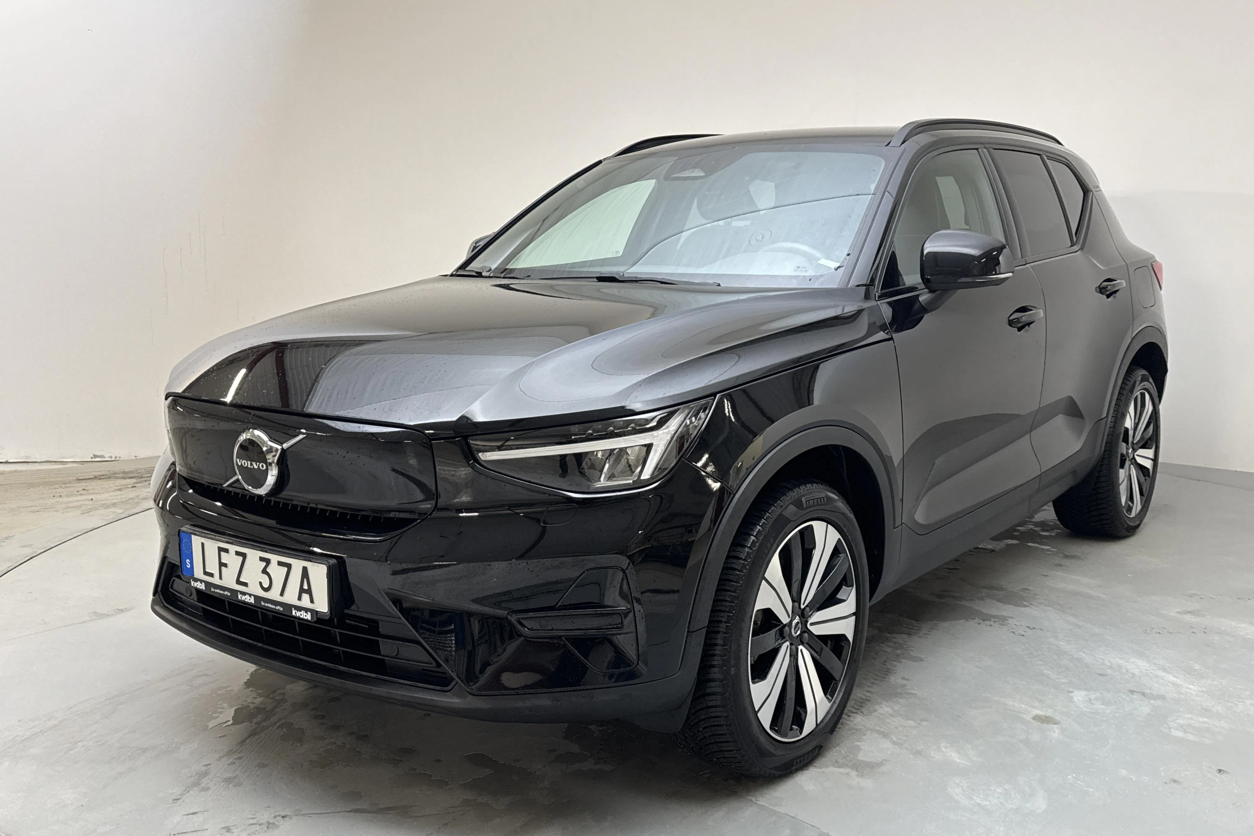 Presentationsfoto 1 av 17: Volvo XC40 P6 Recharge (231hk) - 4 005 mil - Automat - svart - 2023