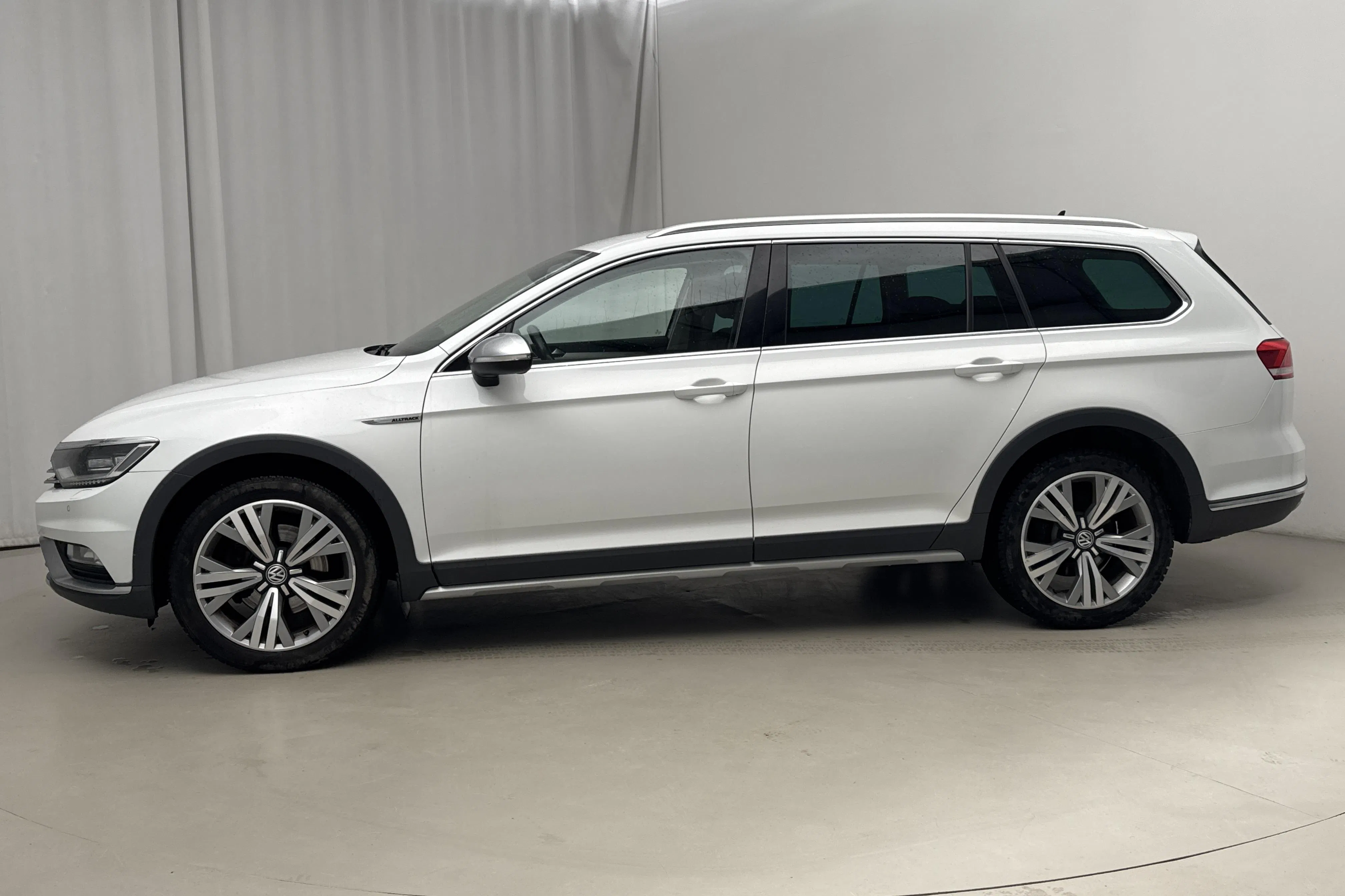 Presentationsfoto 2 av 16: VW Passat Alltrack 2.0 TDI 4MOTION (190hk) - 28 828 mil - Automat - vit - 2017
