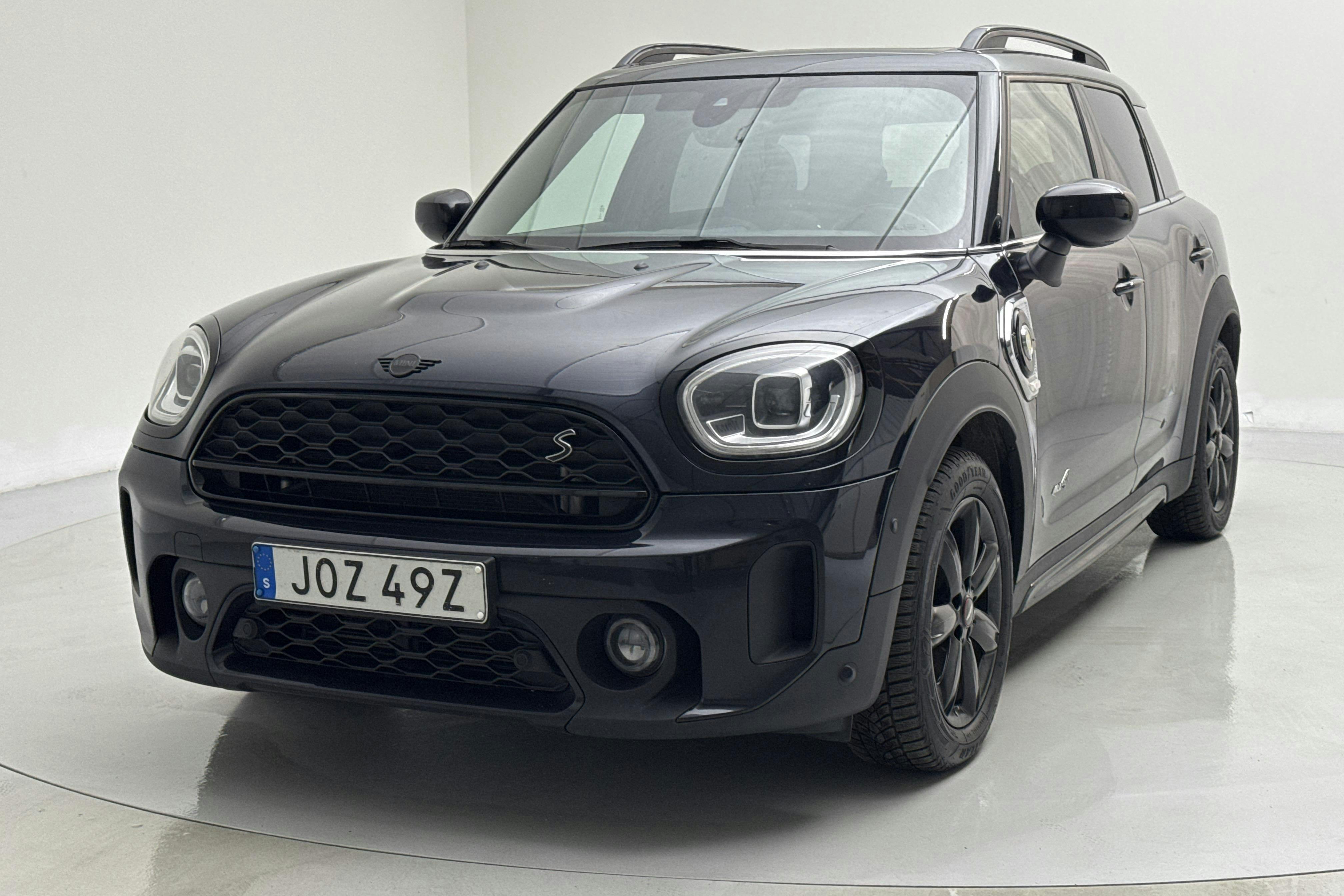 Präsentationsfoto 1 von 18: MINI Cooper S E ALL4 Countryman 10,0kWh, F60 LCI (224hk) - 137 170 Kilometer - Verkaufsautomat - Schwarz - 2022
