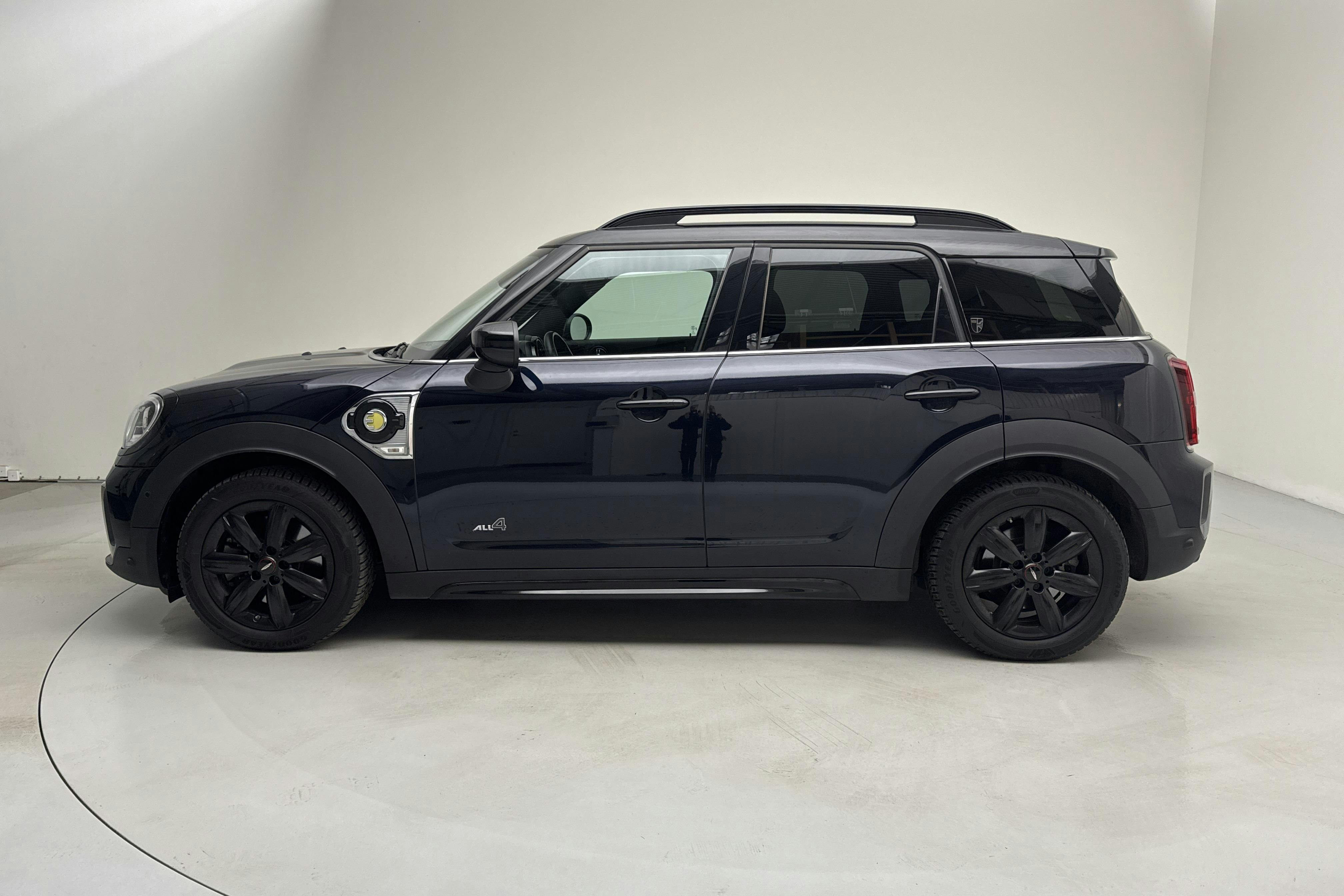 Präsentationsfoto 2 von 18: MINI Cooper S E ALL4 Countryman 10,0kWh, F60 LCI (224hk) - 137 170 Kilometer - Verkaufsautomat - Schwarz - 2022