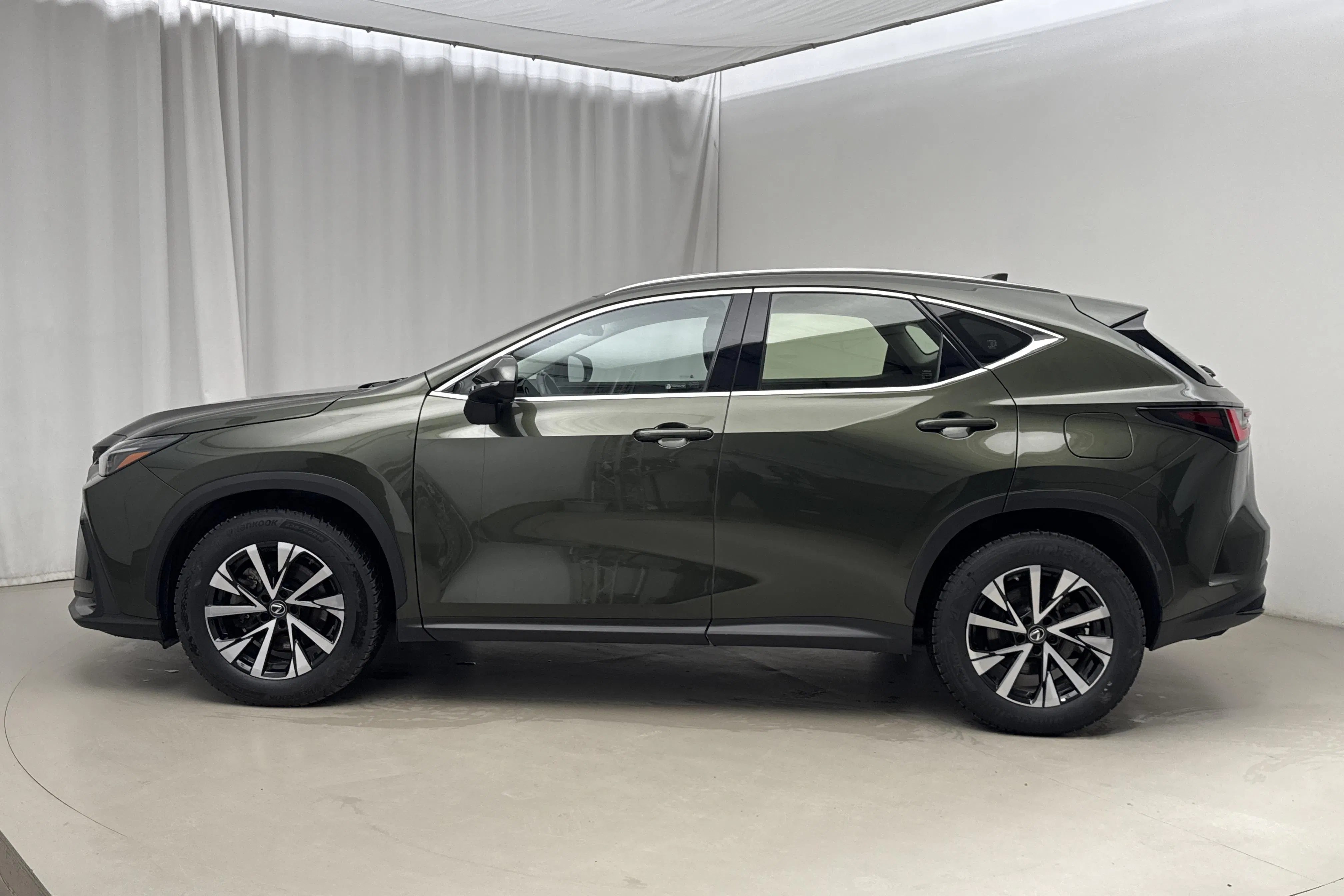 Presentationsfoto 2 av 23: Lexus NX 350h AWD (275hk) - 5 947 mil - Automat - grön - 2023