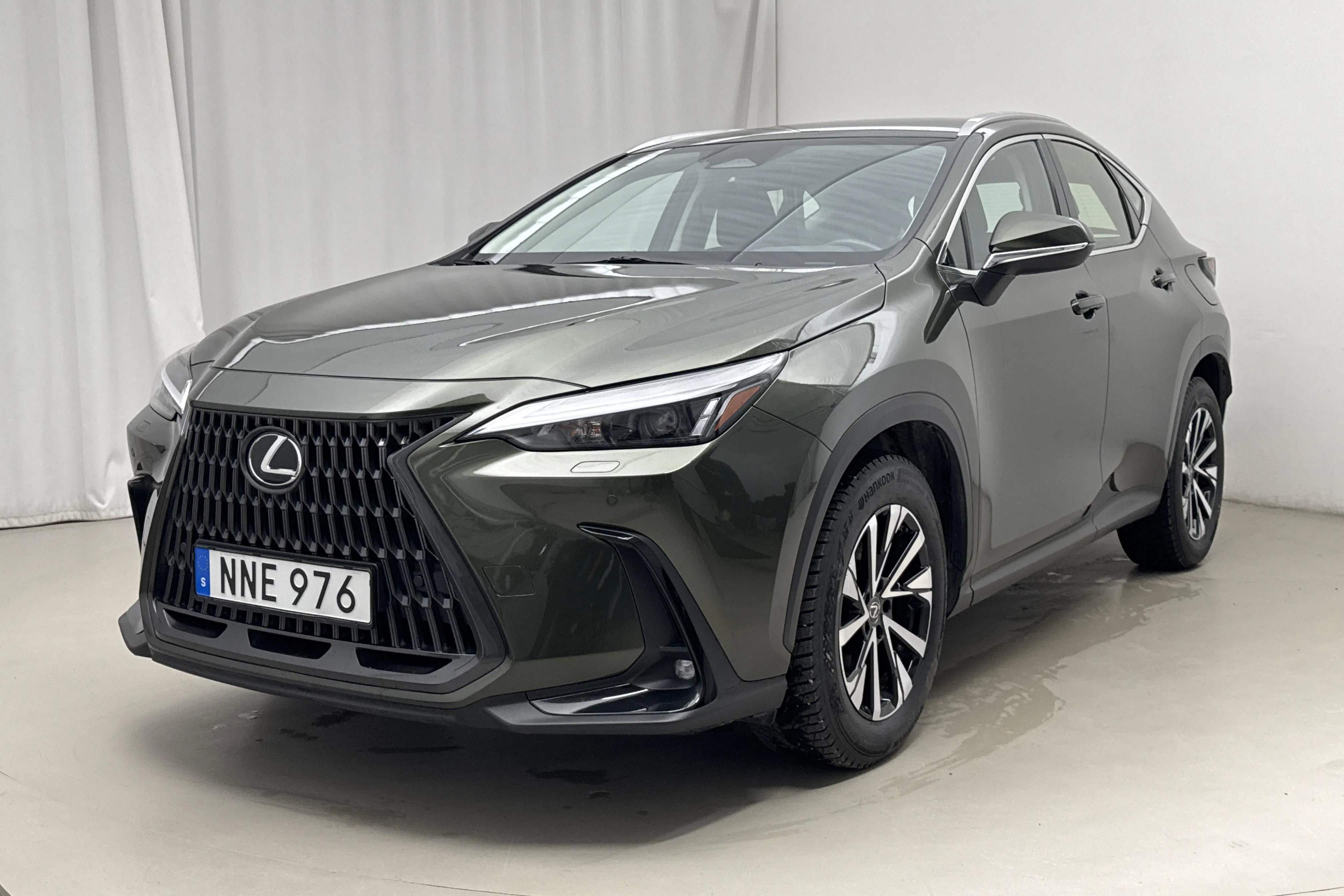 Presentationsfoto 1 av 23: Lexus NX 350h AWD (275hk) - 5 947 mil - Automat - grön - 2023