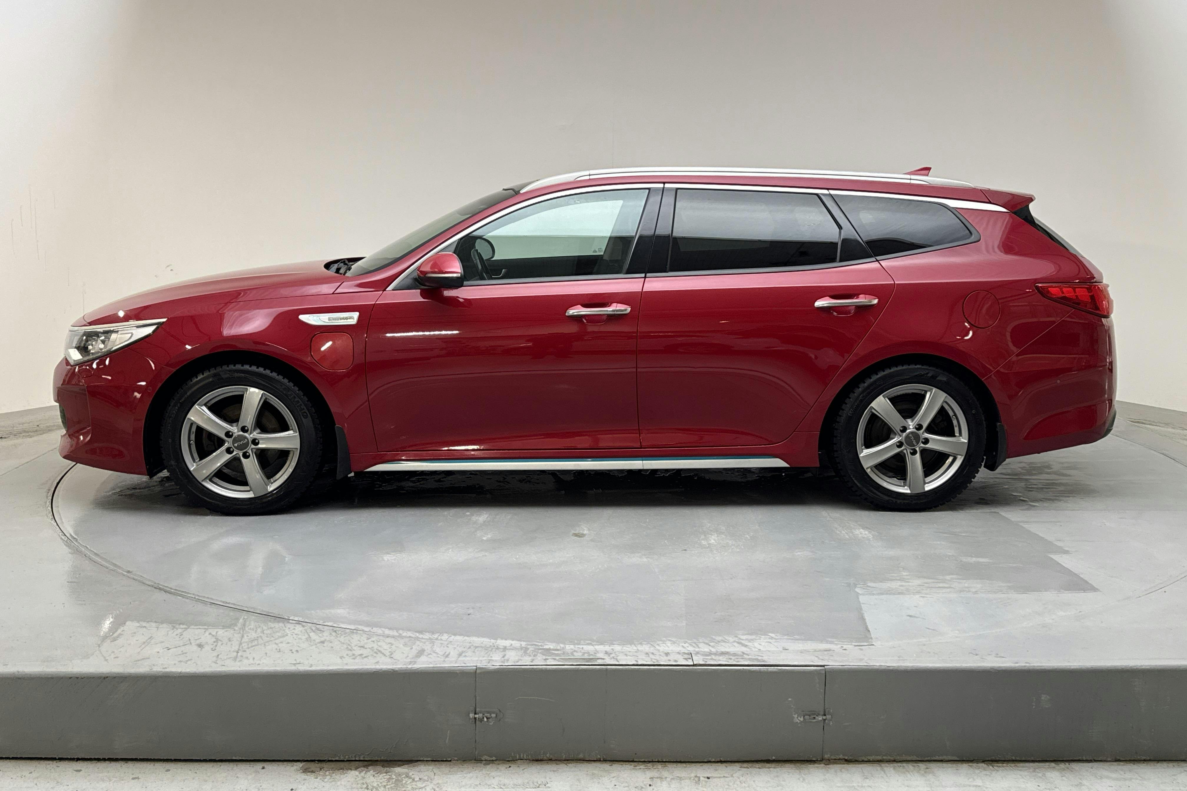 Presentation photo 2 of 19: KIA Optima 2.0 GDi Plug-in Hybrid SW (205hk) - 91 930 km - Automatic - red - 2018