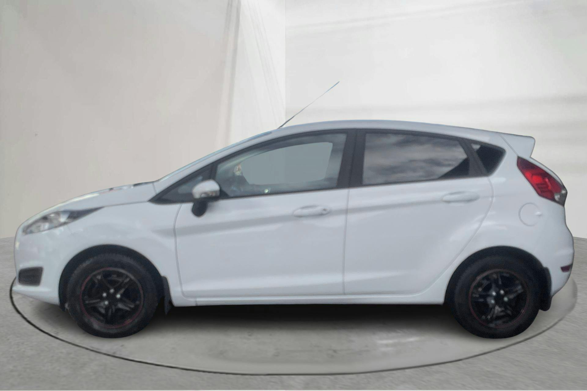 Presentationsfoto 2 av 13: Ford Fiesta 1.25 5dr (60hk) - 3 458 mil - Manuell - vit - 2015