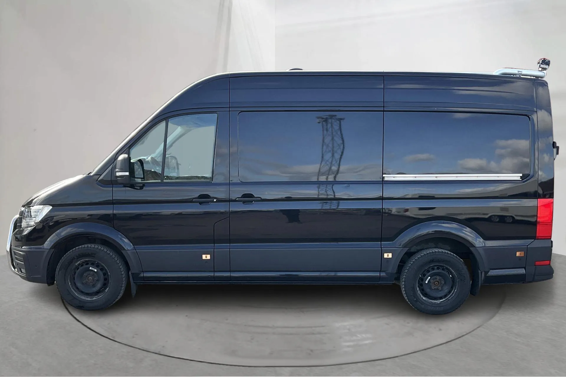 Presentation photo 2 of 14: VW Crafter 35 2.0 TDI Skåp 4Motion (177hk) - 134 300 km - Automatic - black - 2021