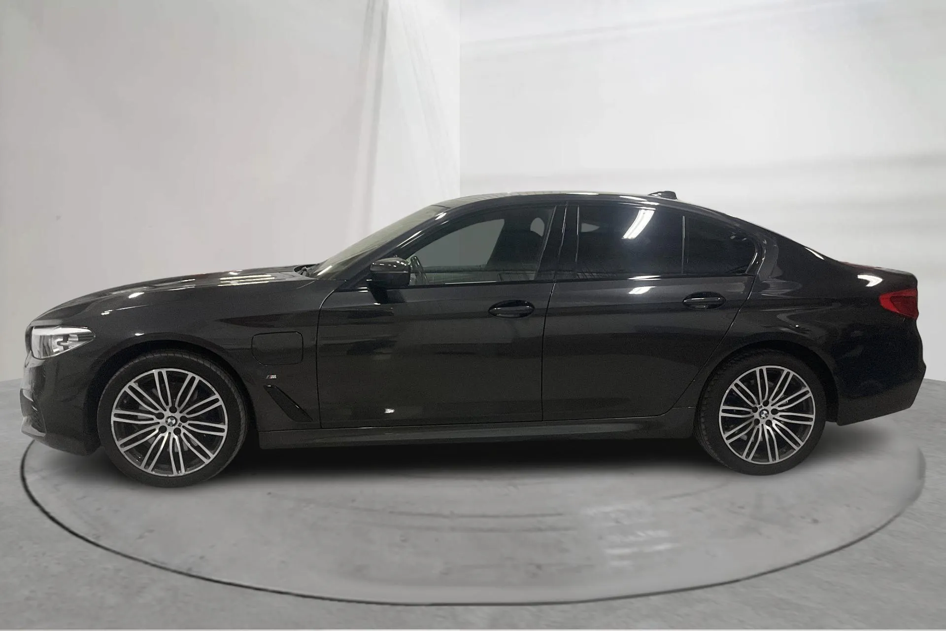 Presentation photo 2 of 19: BMW 530e xDrive iPerformance Sedan, G30 12kWh (252hk) - 155 030 km - Automatic - gray - 2020