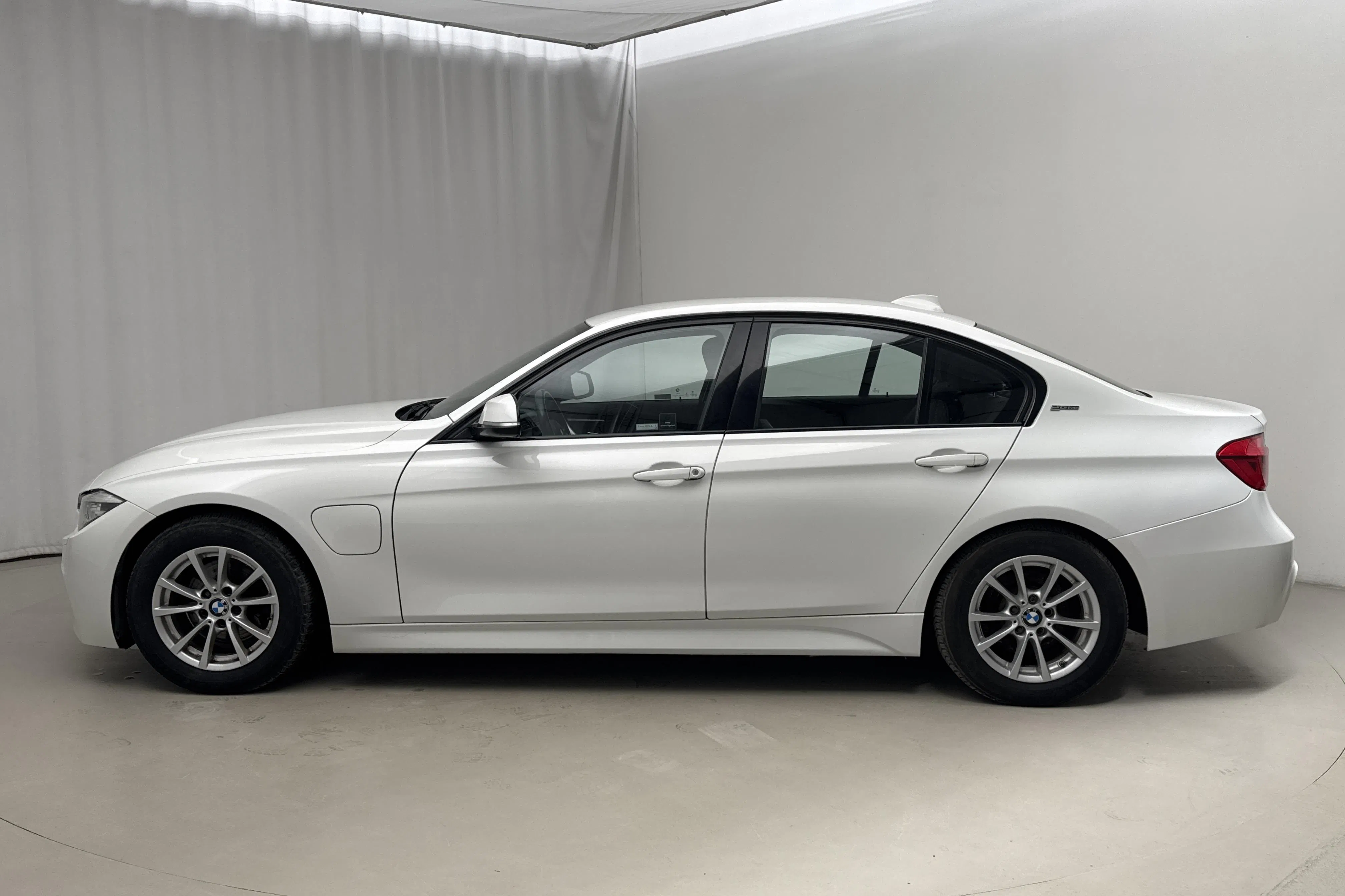 Presentation photo 2 of 17: BMW 330e Sedan, F30 (252hk) - 205 900 km - Automatic - white - 2016