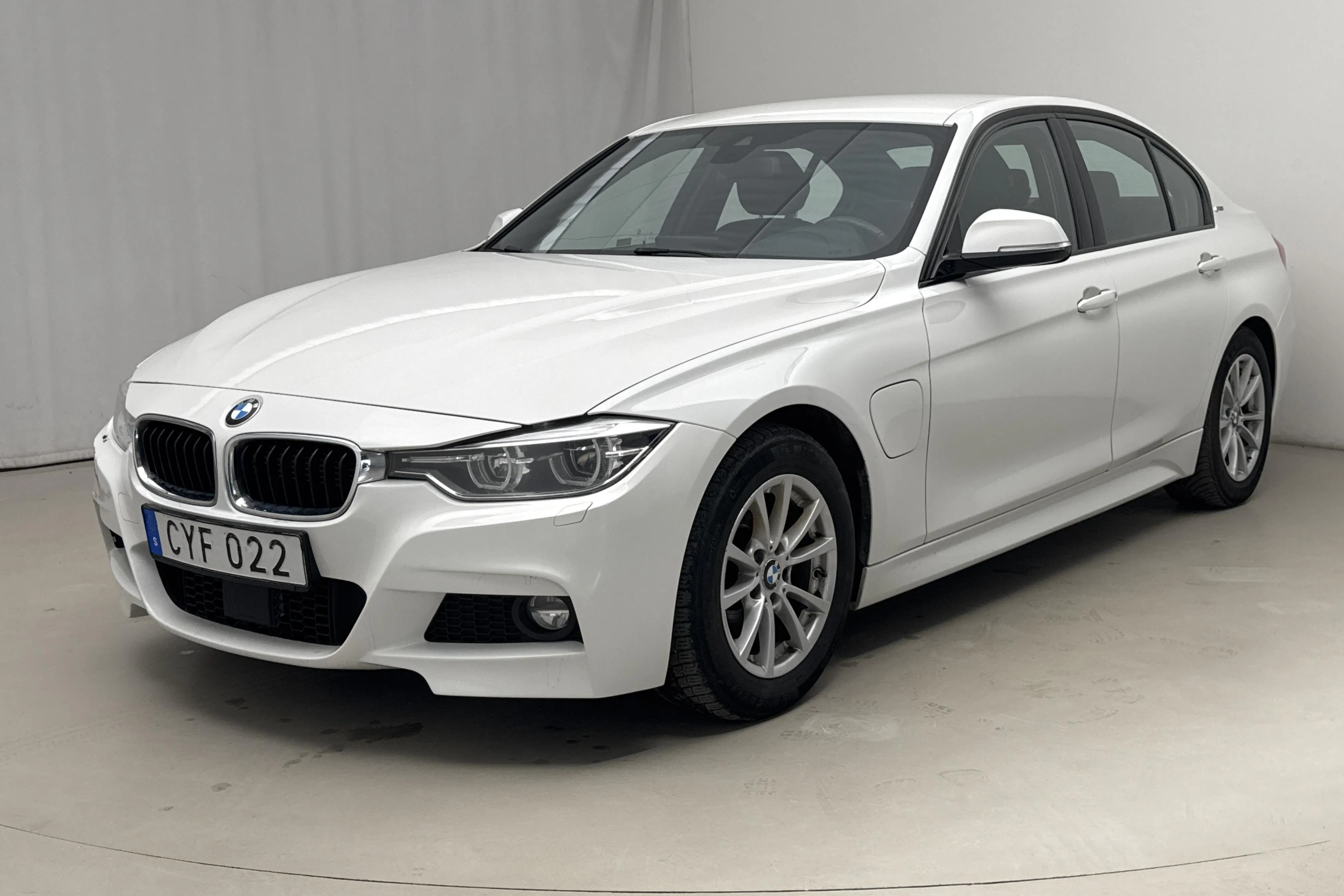 Presentation photo 1 of 17: BMW 330e Sedan, F30 (252hk) - 205 900 km - Automatic - white - 2016