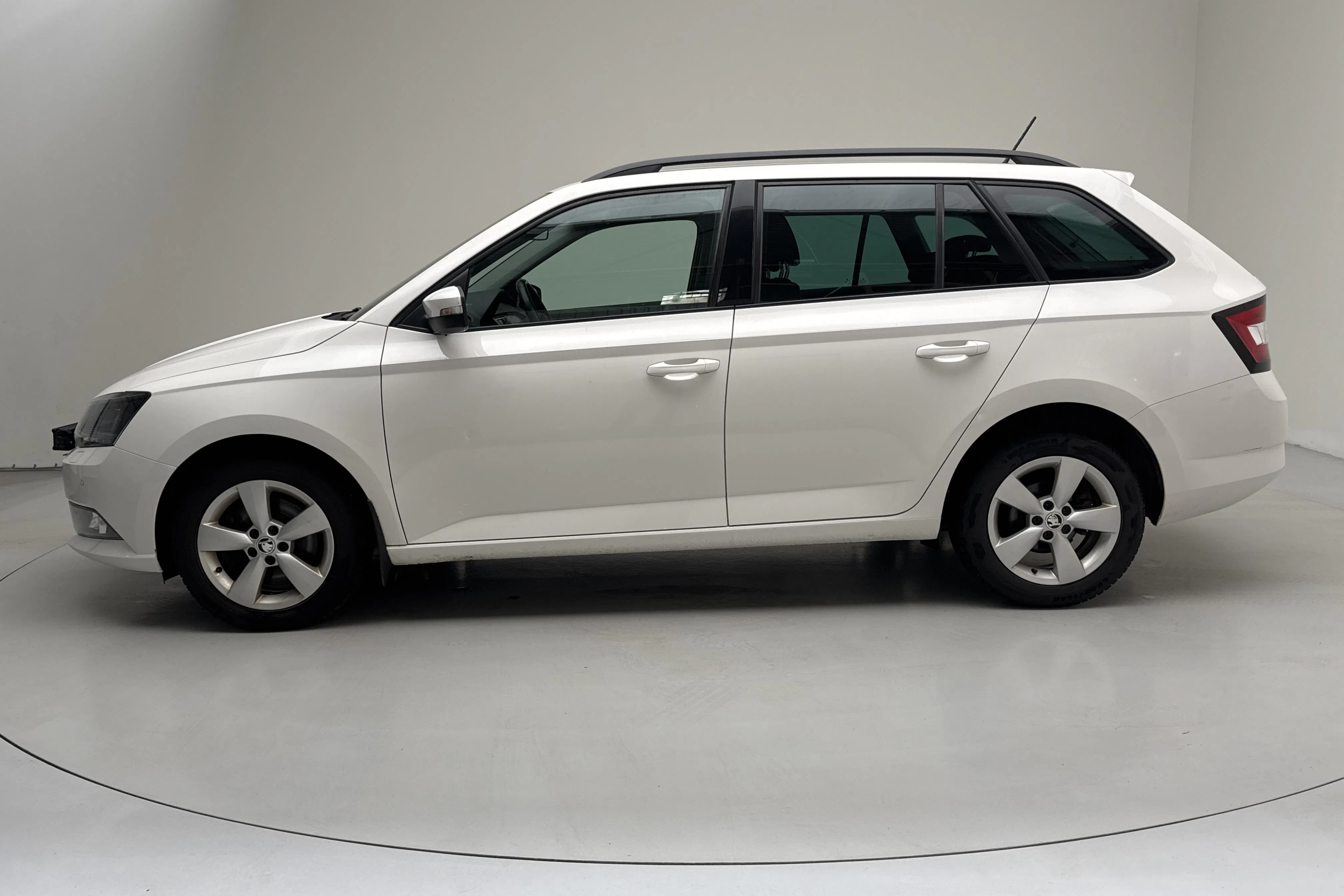 Presentation photo 2 of 15: Skoda Fabia 1.2 TSI Kombi (110hk) - 176 390 km - Automatic - white - 2017