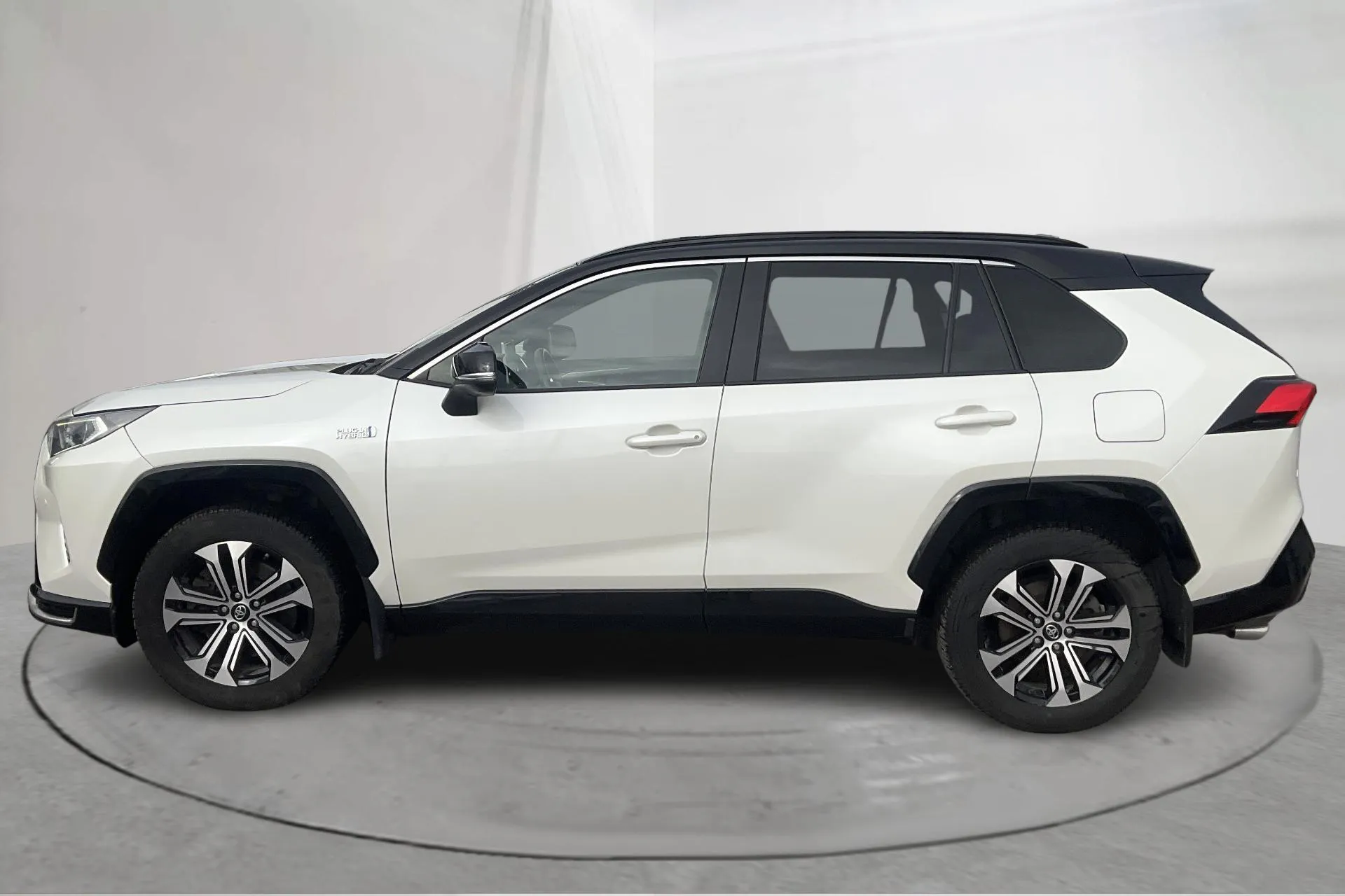 Presentationsfoto 2 av 20: Toyota RAV4 2.5 Plug-in Hybrid AWDi (306hk) - 9 737 mil - Automat - vit - 2021