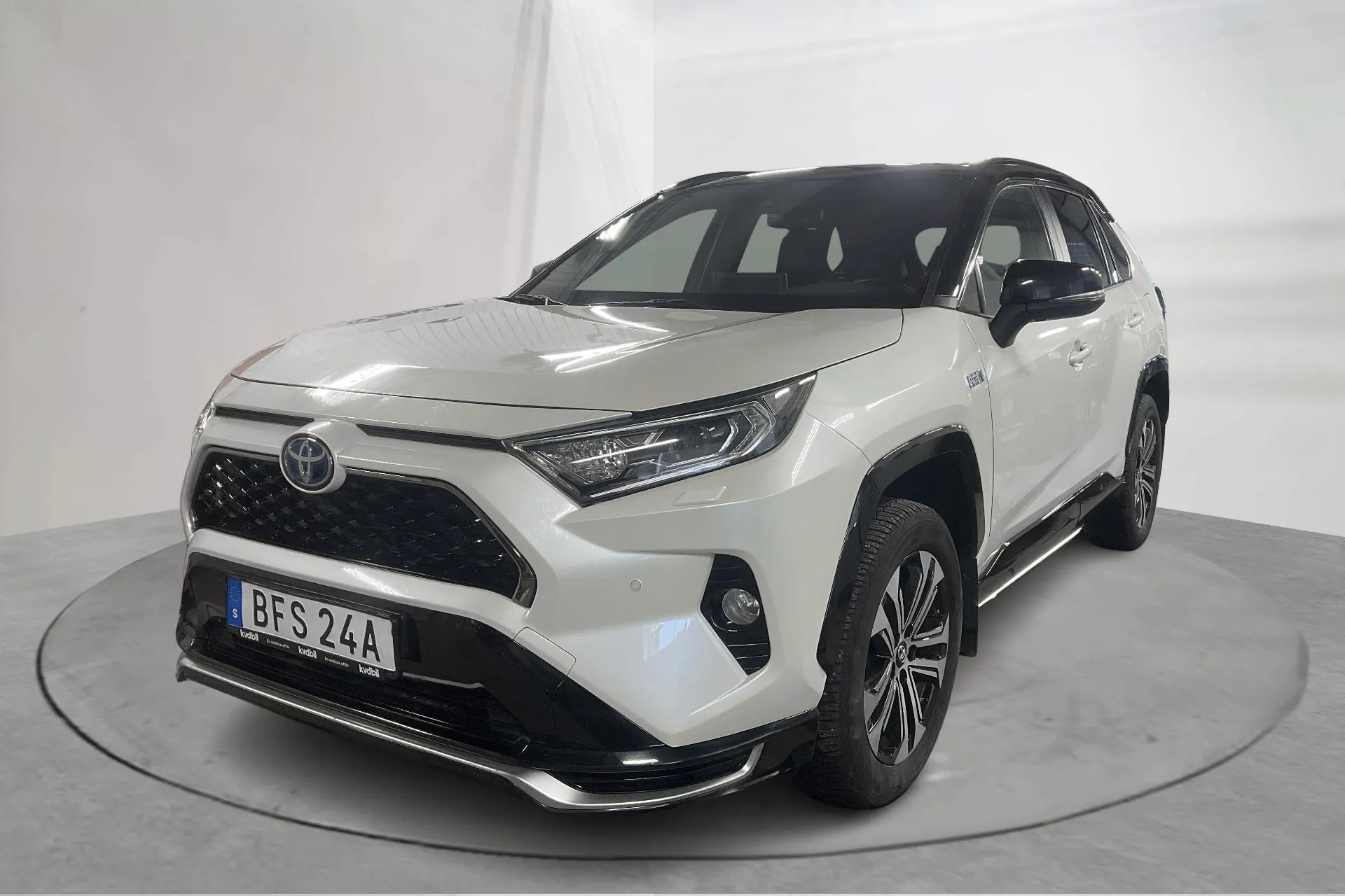 Presentationsfoto 1 av 20: Toyota RAV4 2.5 Plug-in Hybrid AWDi (306hk) - 9 737 mil - Automat - vit - 2021