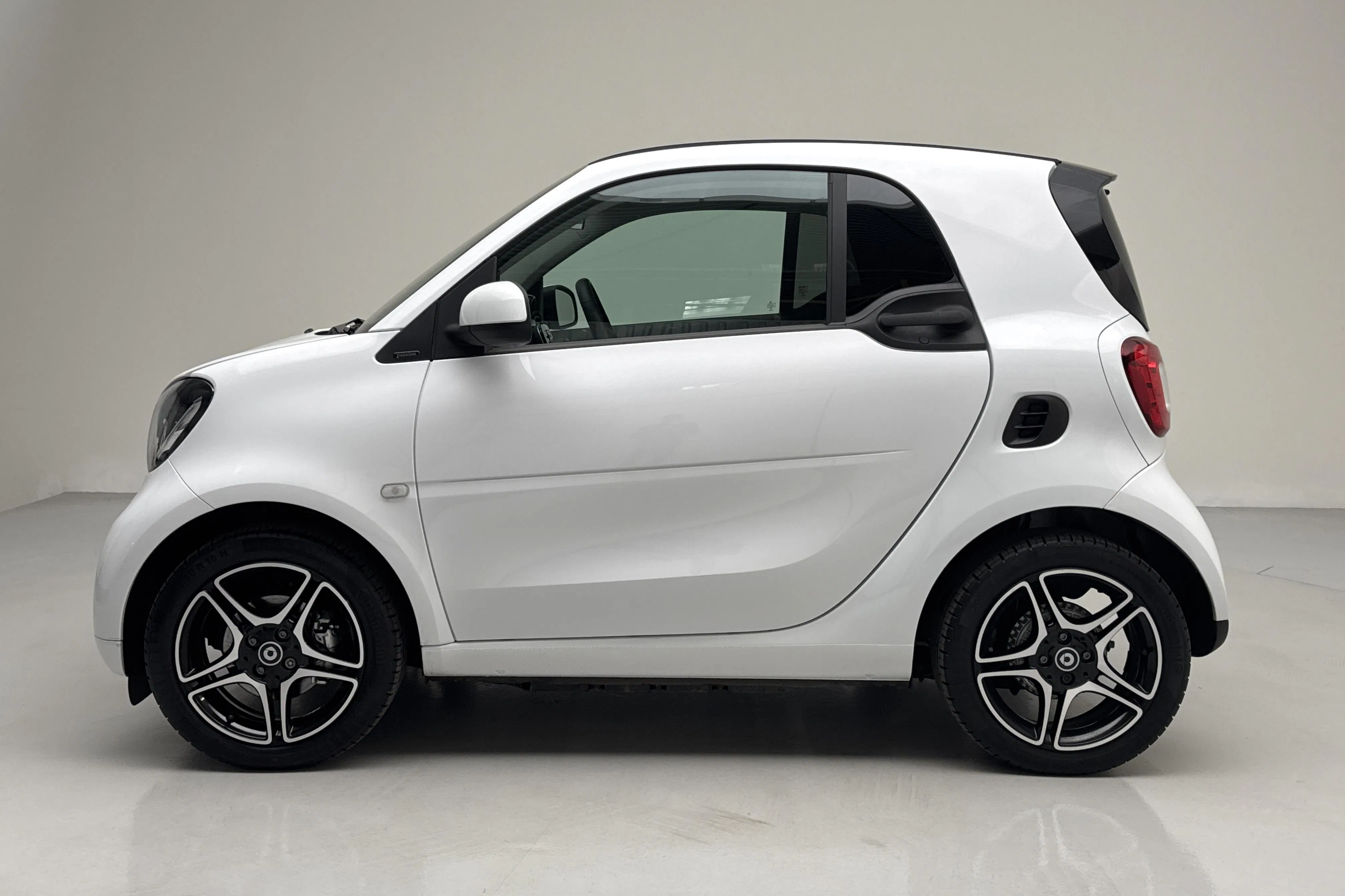 Presentation photo 2 of 14: Smart Fortwo EQ Coupé C453 (82hk) - 5 850 km - Automatic - white - 2018