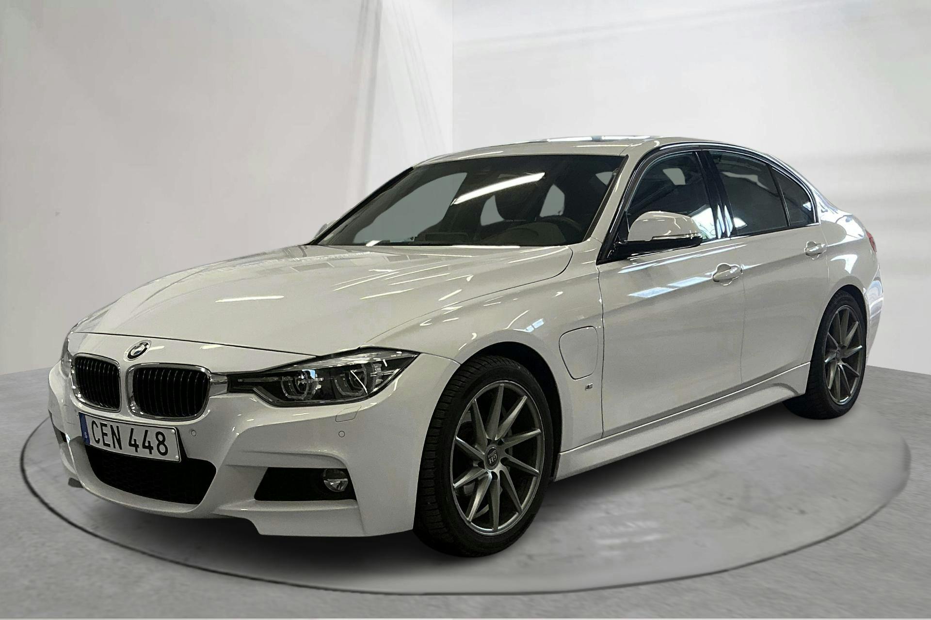 Presentation photo 1 of 20: BMW 330e Sedan, F30 (252hk) - 70 010 km - Automatic - white - 2018