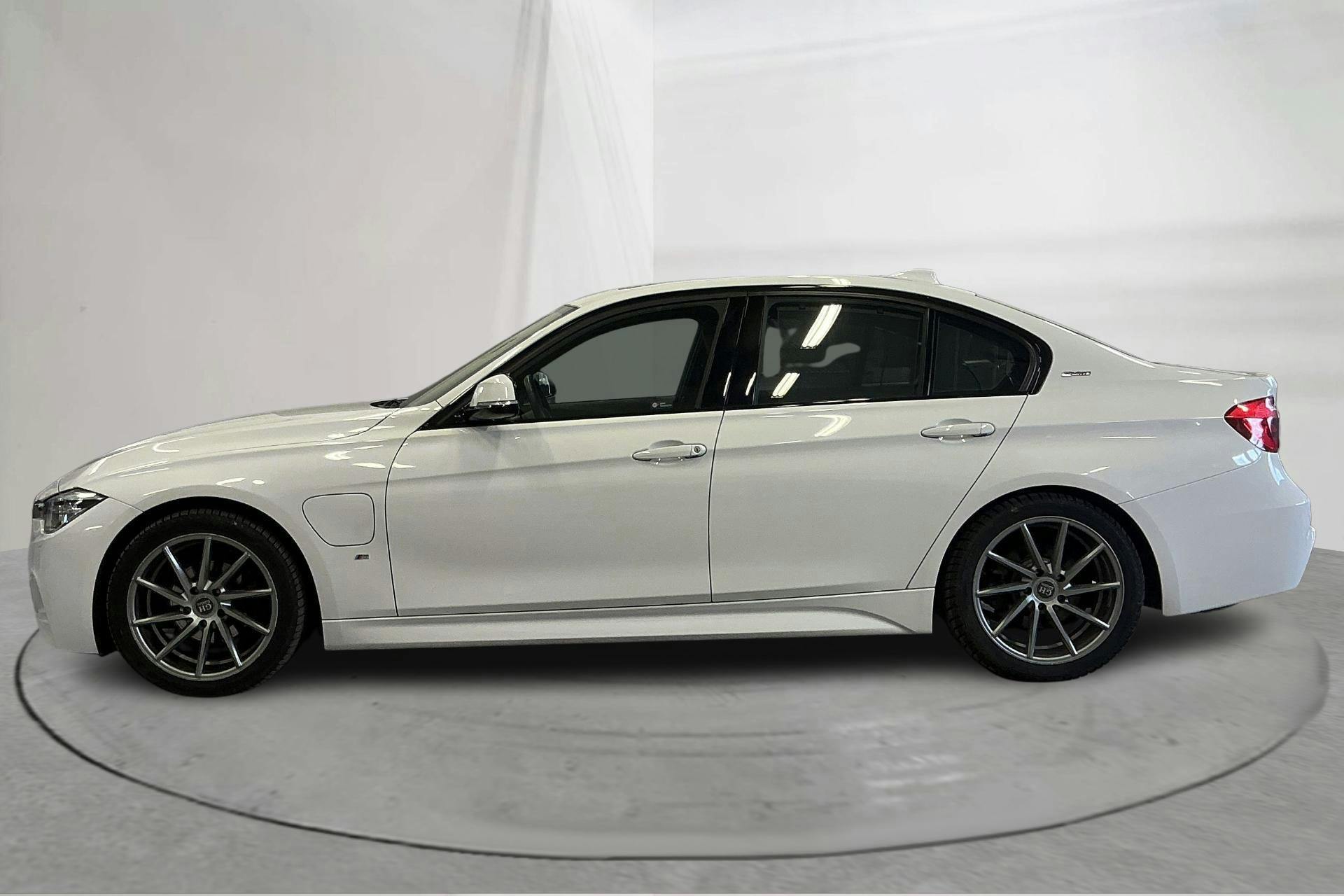 Presentation photo 2 of 20: BMW 330e Sedan, F30 (252hk) - 70 010 km - Automatic - white - 2018