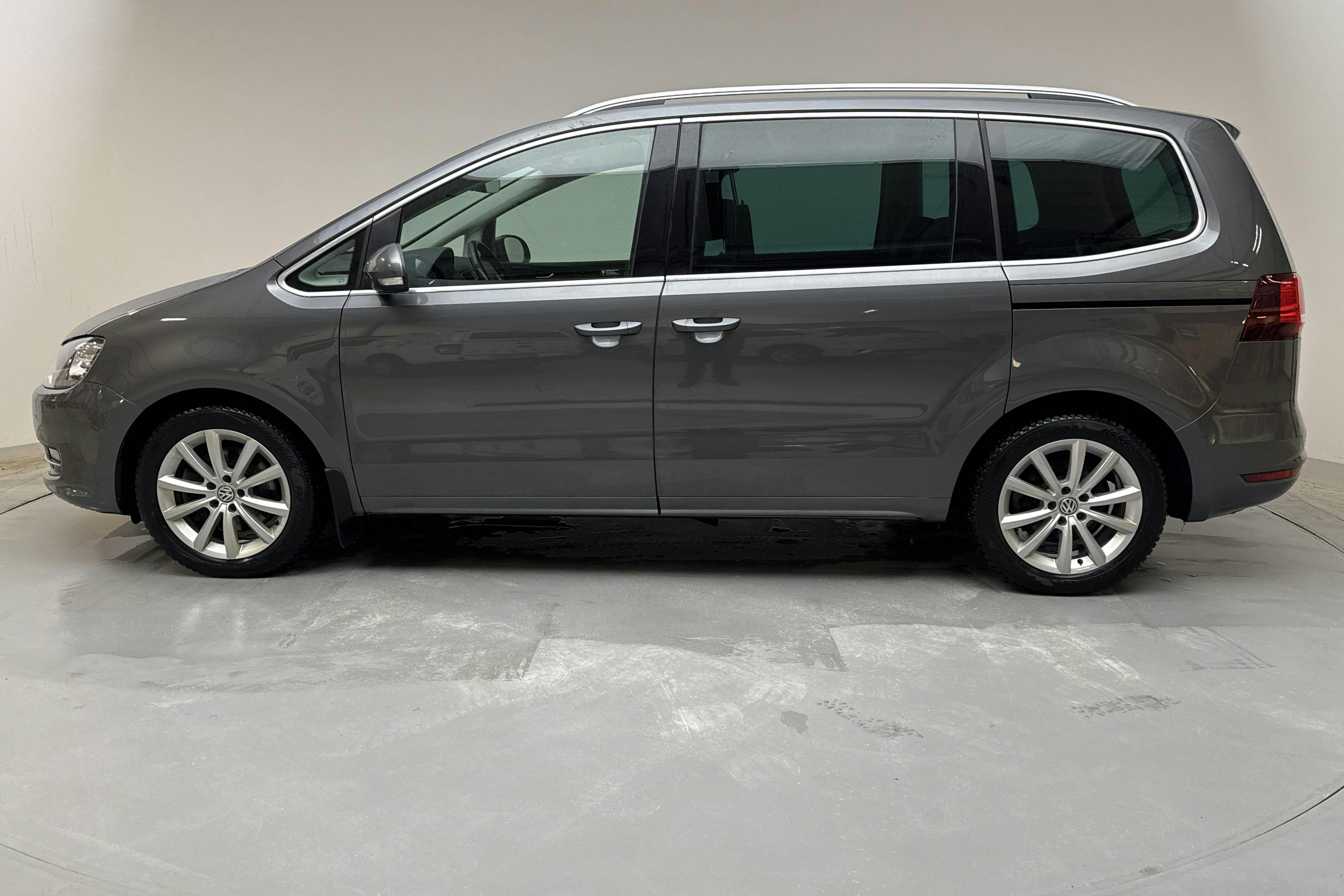 Presentation photo 2 of 15: VW Sharan 2.0 TDI 4Motion (177hk) - 157 150 km - Automatic - Dark Grey - 2020