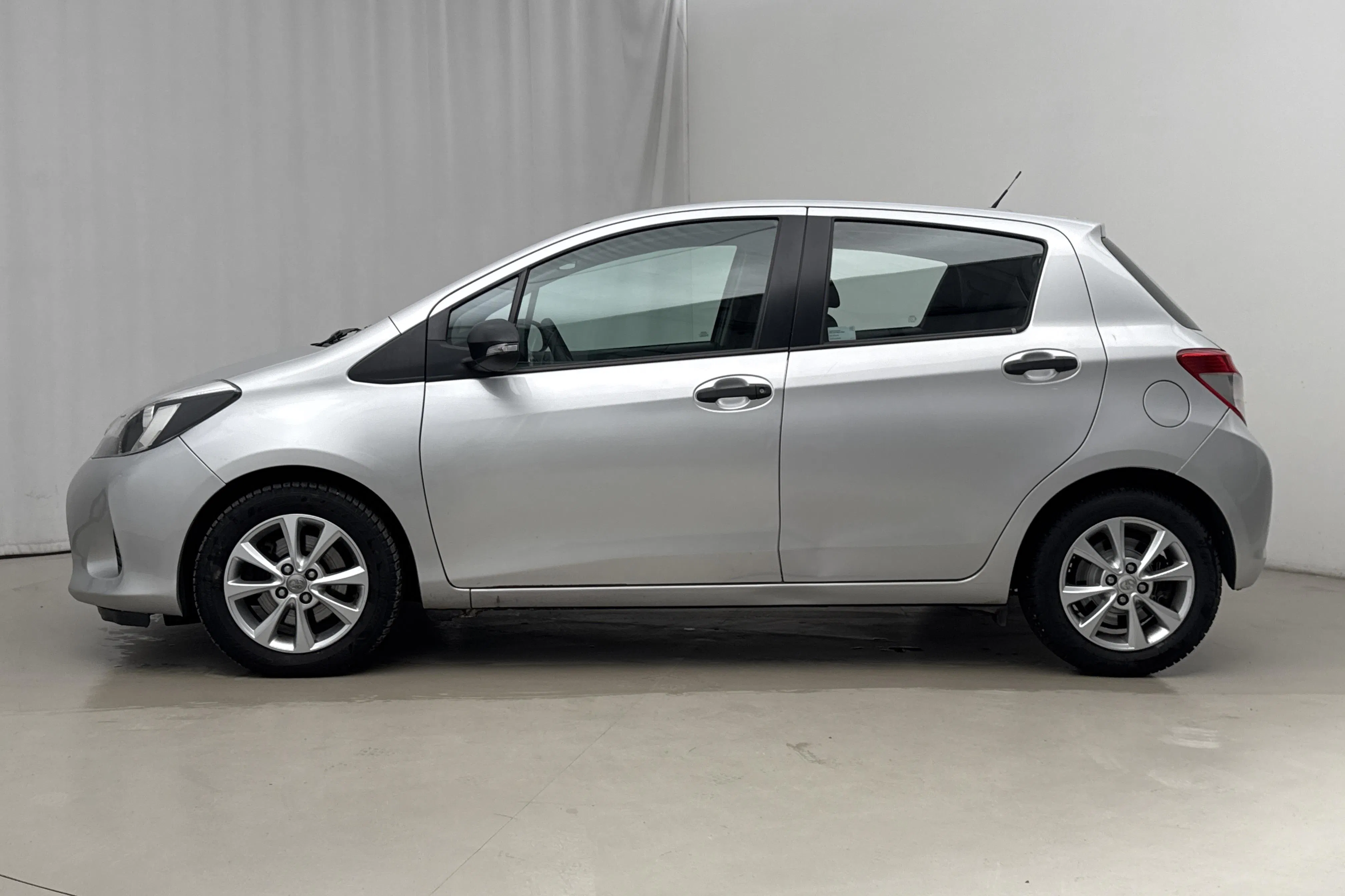 Presentation photo 2 of 15: Toyota Yaris 1.5 HSD 5dr (75hk) - 114 010 km - Automatic - silver - 2013