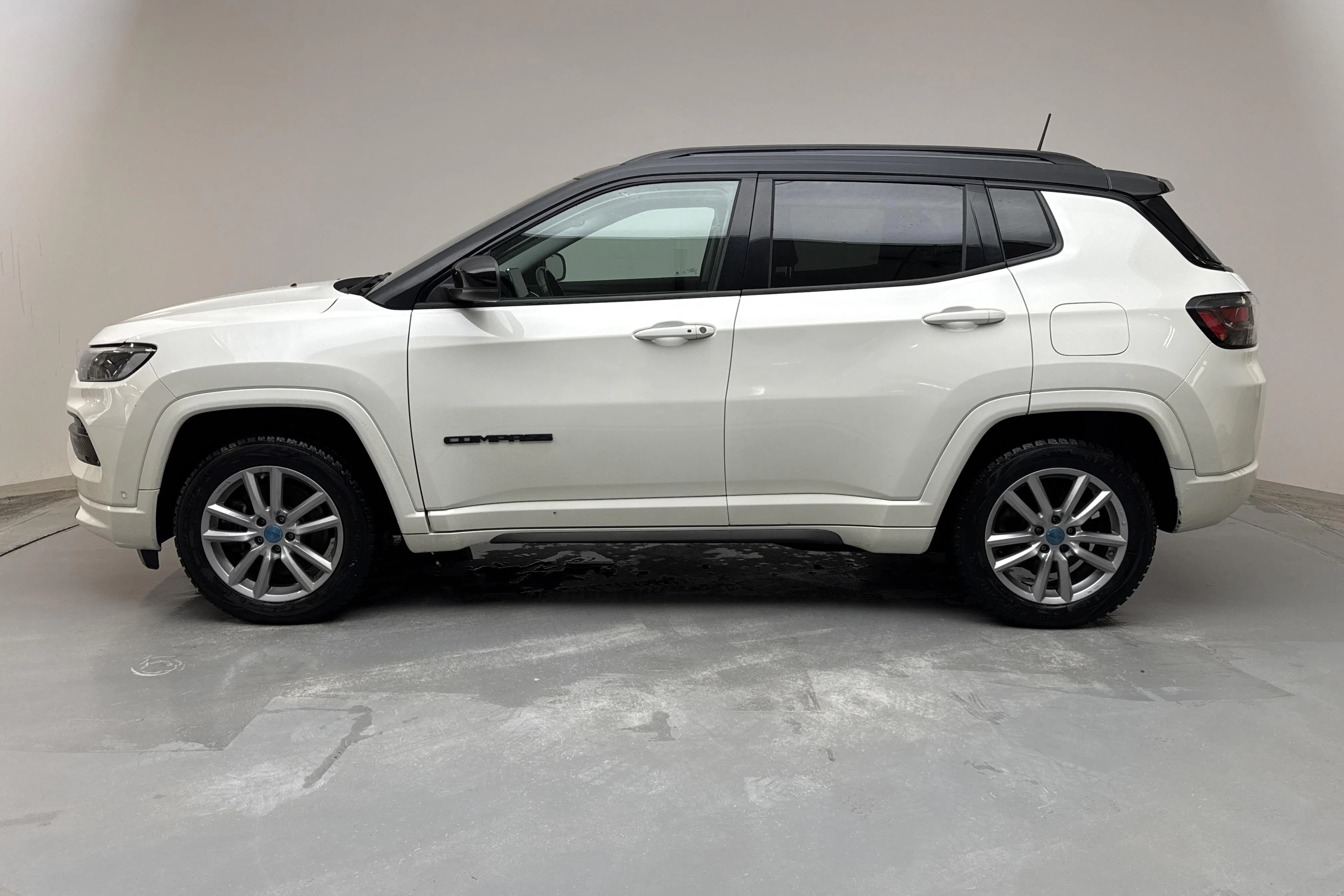 Presentationsfoto 2 av 16: Jeep Compass 1.3 PHEV 4WD (240hk) - 8 744 mil - Automat - vit - 2022