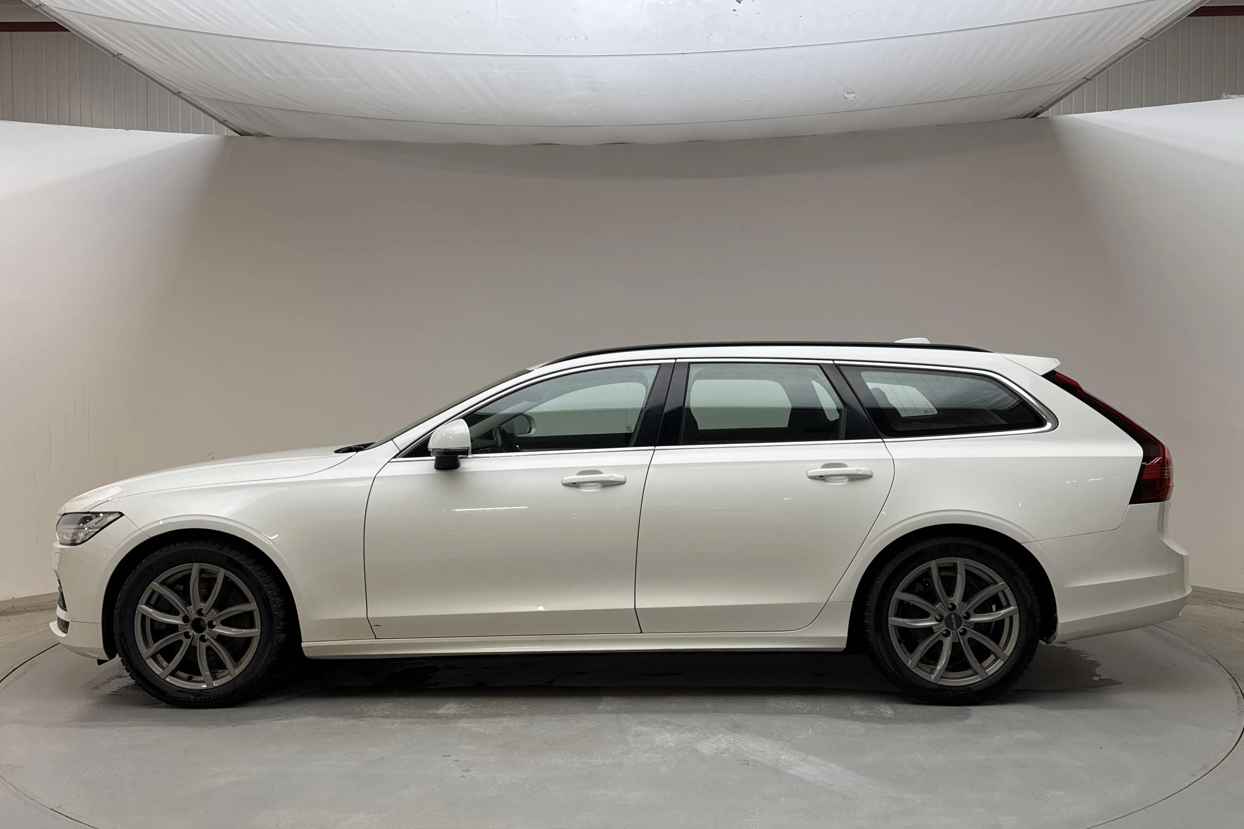 Presentationsfoto 2 av 16: Volvo V90 B4 Mildhybrid, Diesel (190hk) - 14 215 mil - Automat - vit - 2022