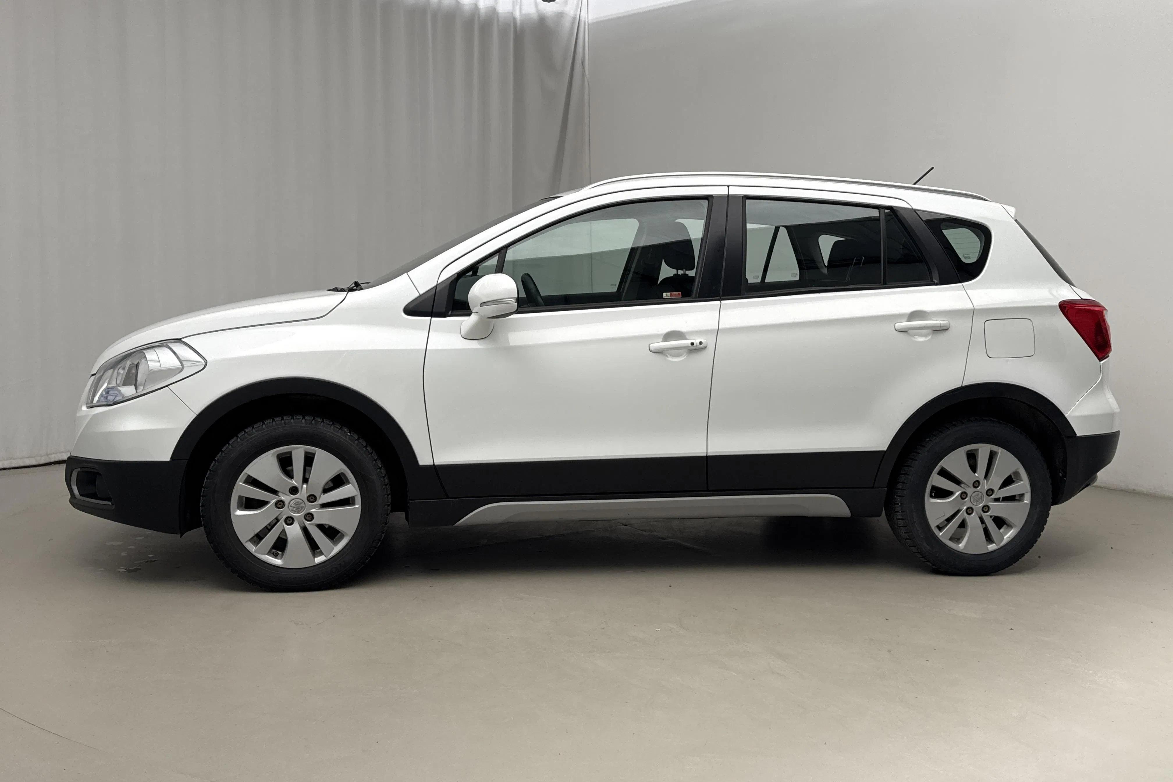 Presentationsfoto 2 av 14: Suzuki S-Cross 1.6 4x4 (120hk) - 11 065 mil - Manuell - vit - 2014