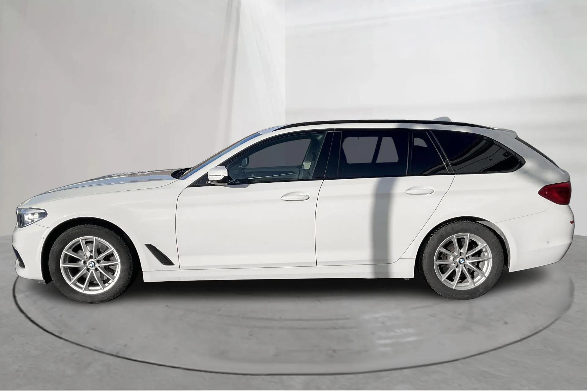Presentation photo 2 of 23: BMW 520d xDrive Touring MHEV, G31 (190hk) - 74 800 km - Automatic - white - 2020