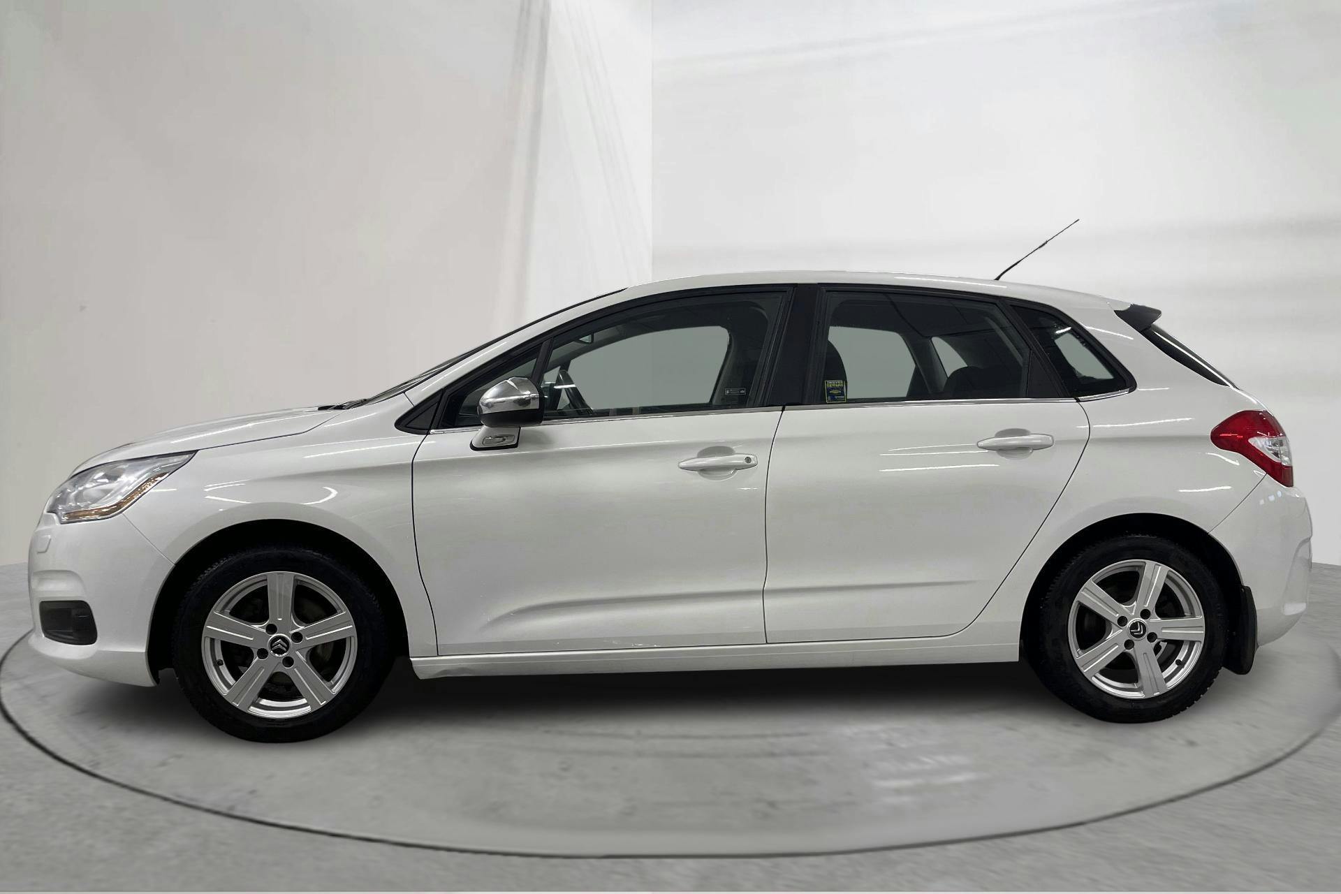 Presentation photo 2 of 13: Citroën C4 1.6 HDi (115hk) - 117 010 km - Automatic - white - 2014