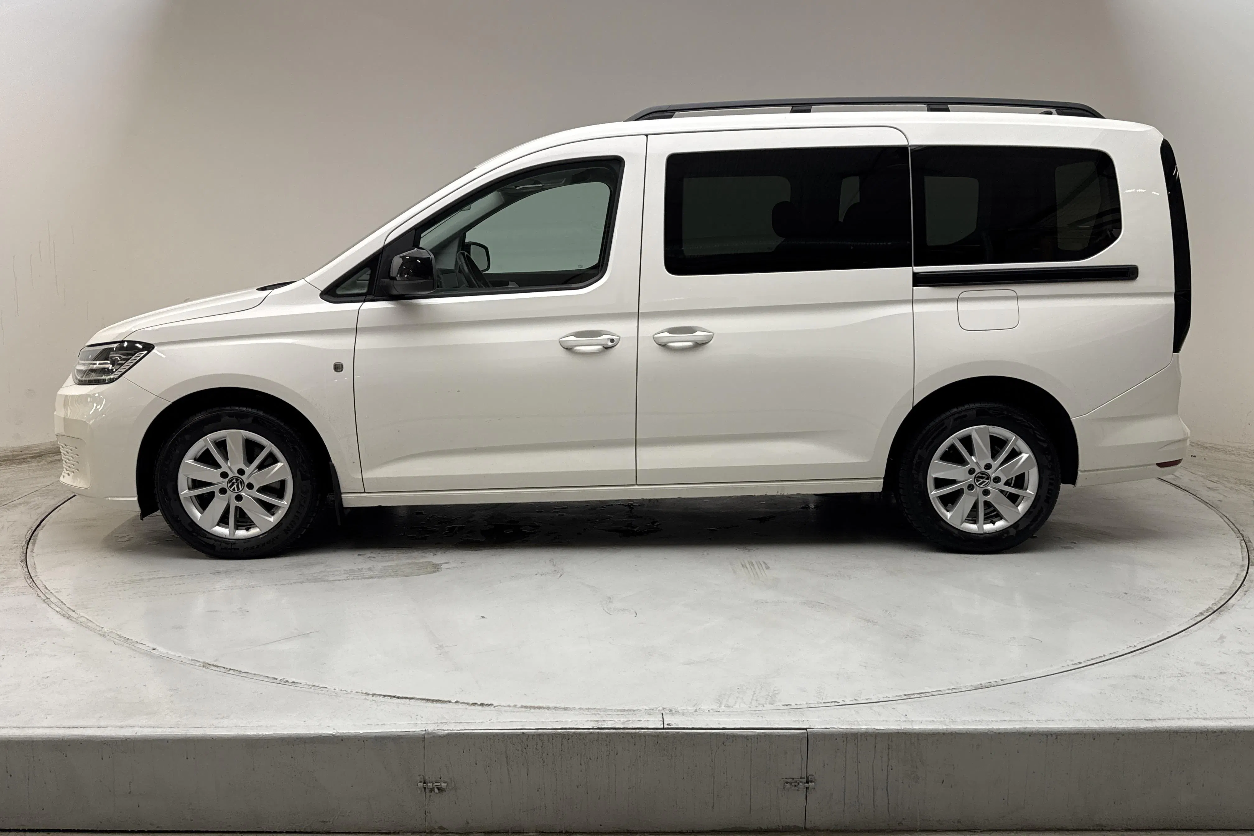 Presentation photo 2 of 13: VW Caddy Life Maxi 2.0 TDI (122hk) - 131 320 km - Automatic - white - 2024