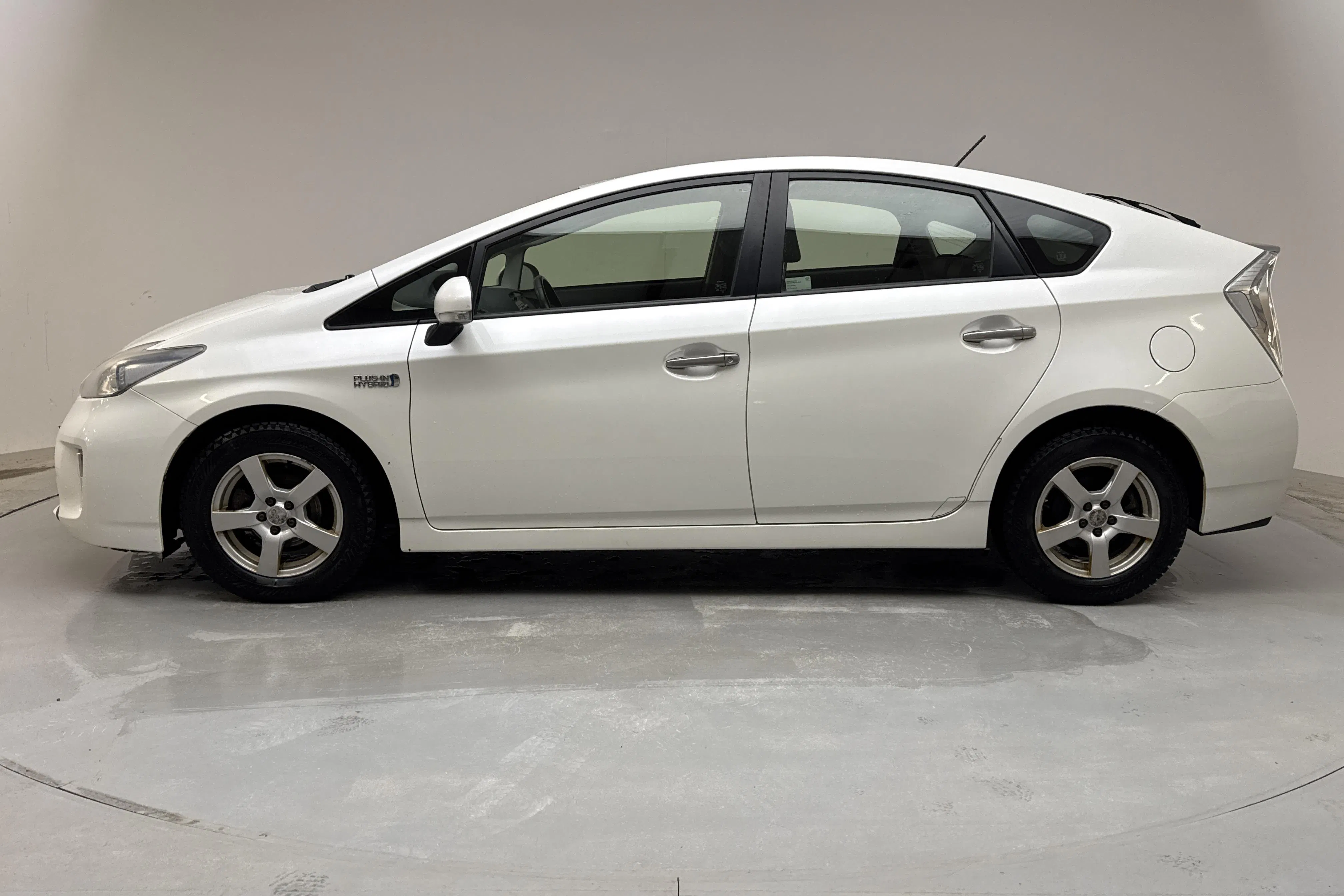Presentation photo 2 of 16: Toyota Prius 1.8 Plug-in Hybrid (99hk) - 312 620 km - Automatic - white - 2013