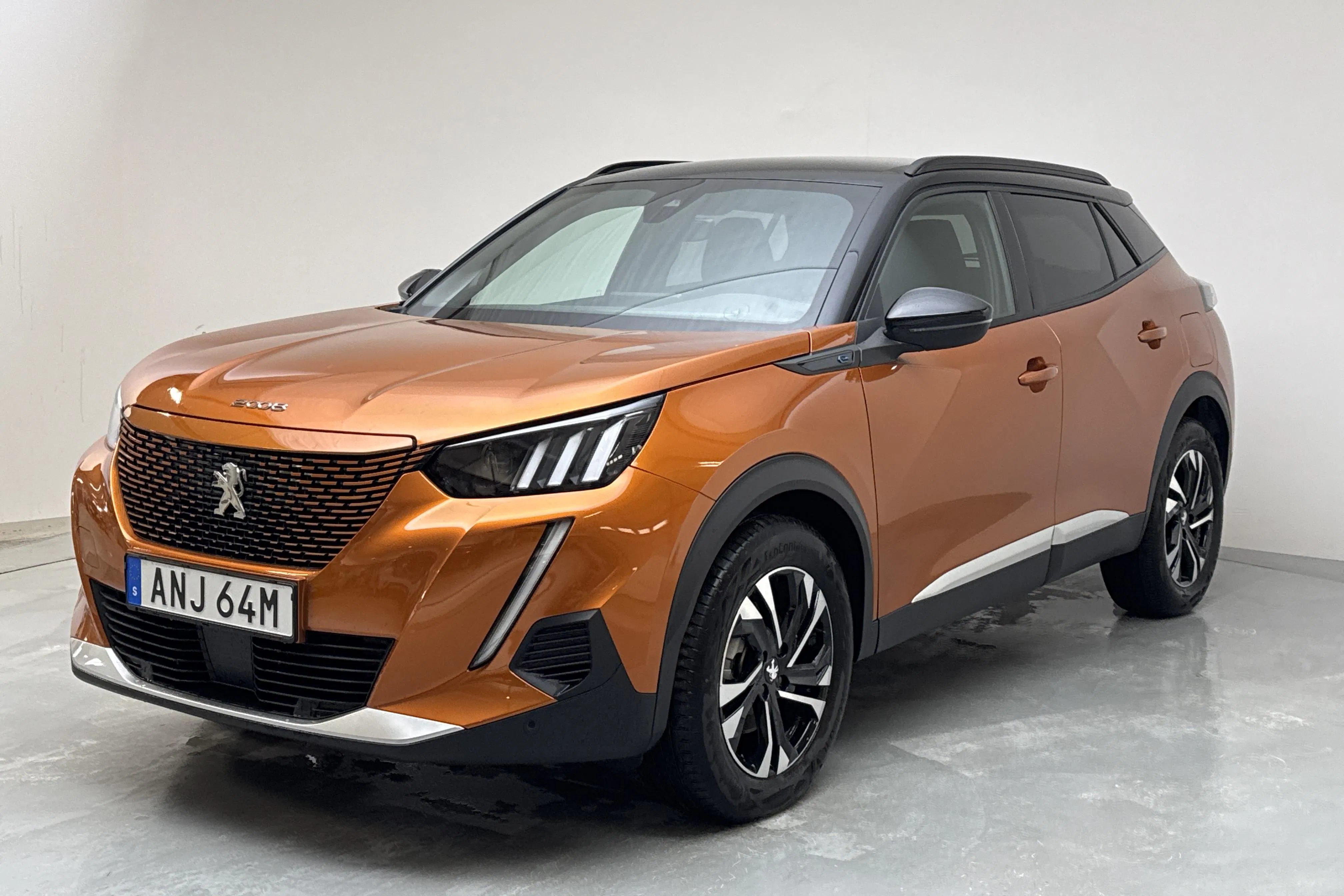 Presentation photo 1 of 15: Peugeot e-2008 50kWh (136hk) - 28 510 km - Automatic - orange - 2022