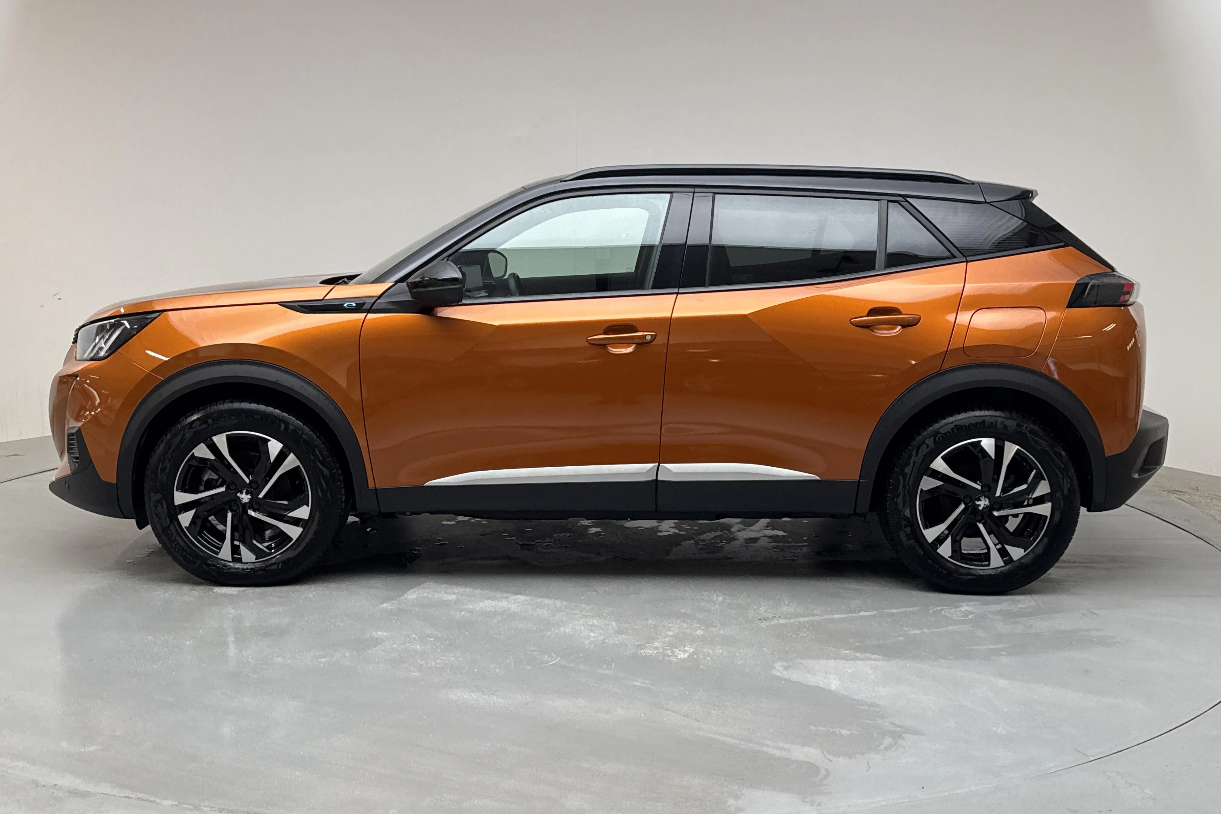 Presentation photo 2 of 15: Peugeot e-2008 50kWh (136hk) - 28 510 km - Automatic - orange - 2022