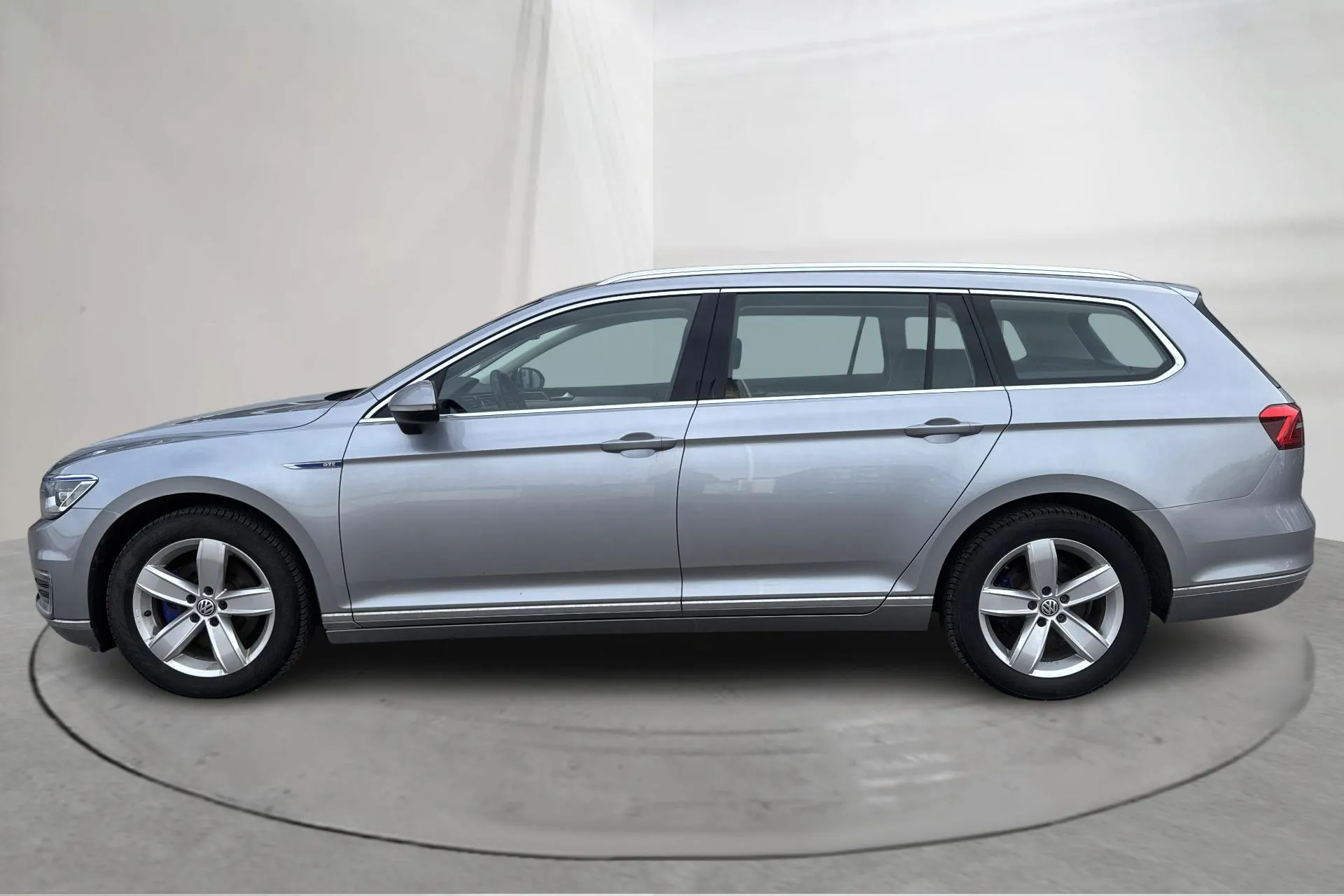 Presentationsfoto 2 av 22: VW Passat 1.4 Plug-in-Hybrid Sportscombi (218hk) - 21 398 mil - Automat - silver - 2018