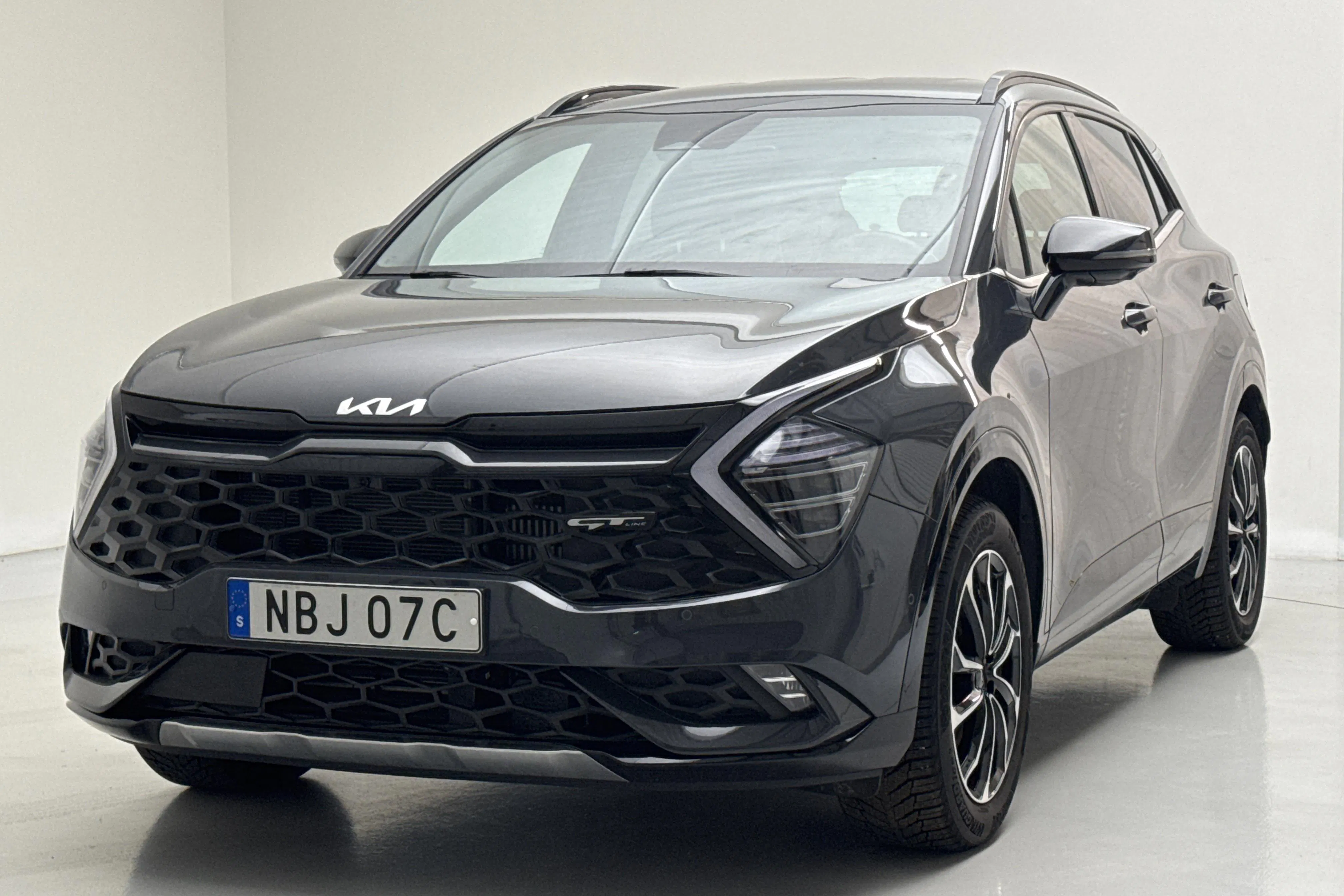 Presentationsfoto 1 av 20: KIA Sportage PHEV AWD (265hk) - 3 347 mil - Automat - grå - 2025