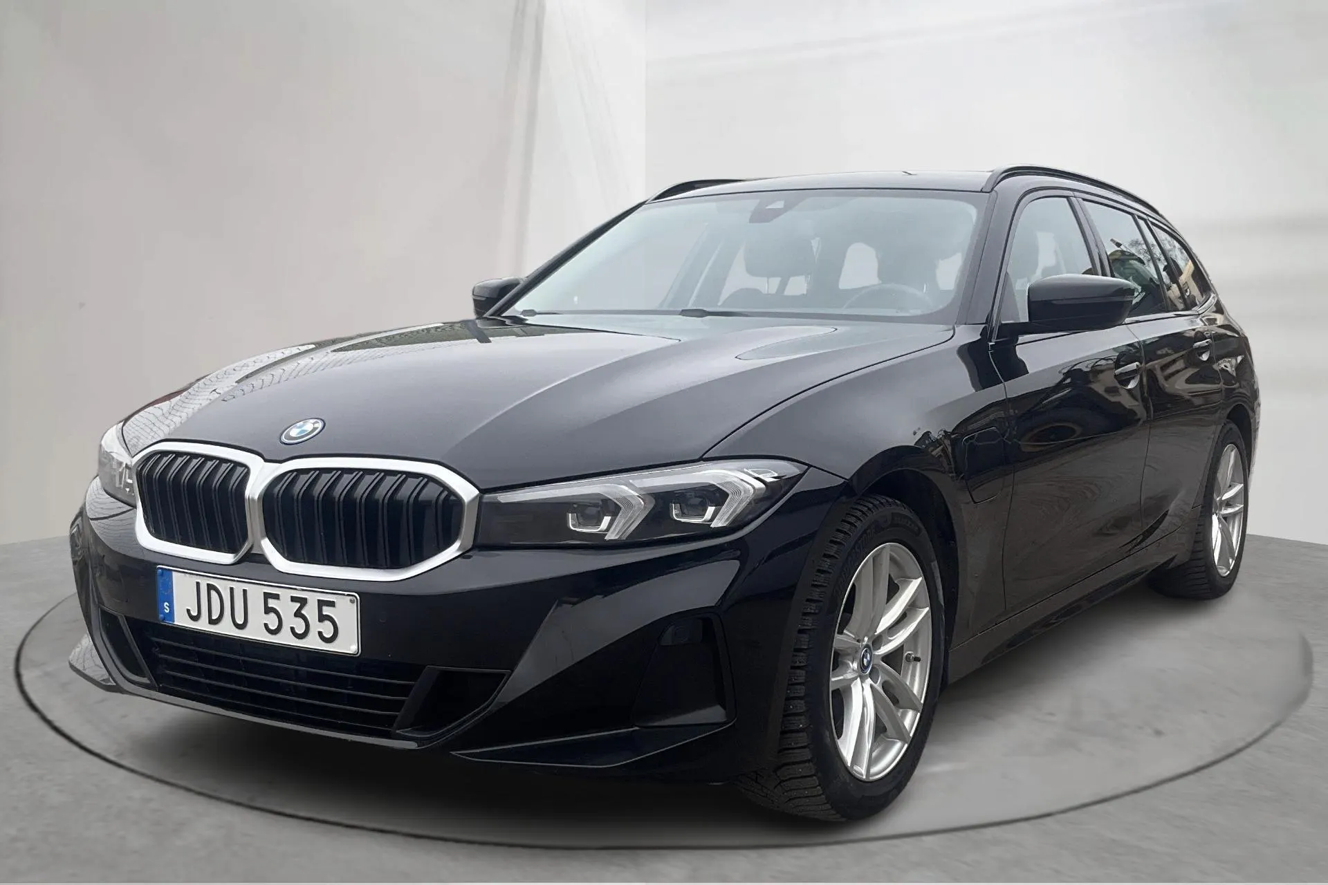 Presentationsfoto 1 av 18: BMW 330e xDrive Touring LCI, G21 (292hk) - 11 759 mil - Automat - svart - 2024