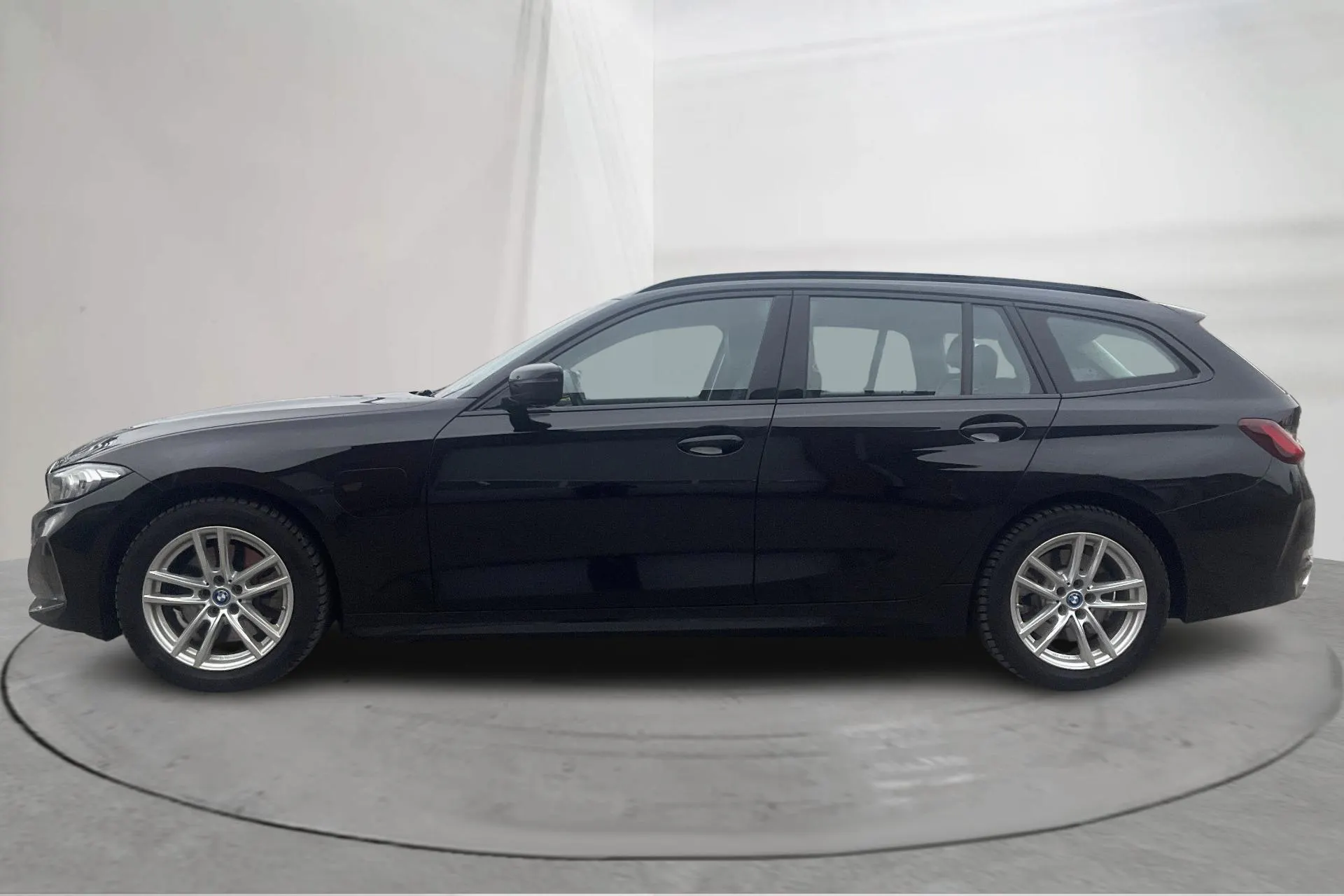 Presentationsfoto 2 av 18: BMW 330e xDrive Touring LCI, G21 (292hk) - 11 759 mil - Automat - svart - 2024