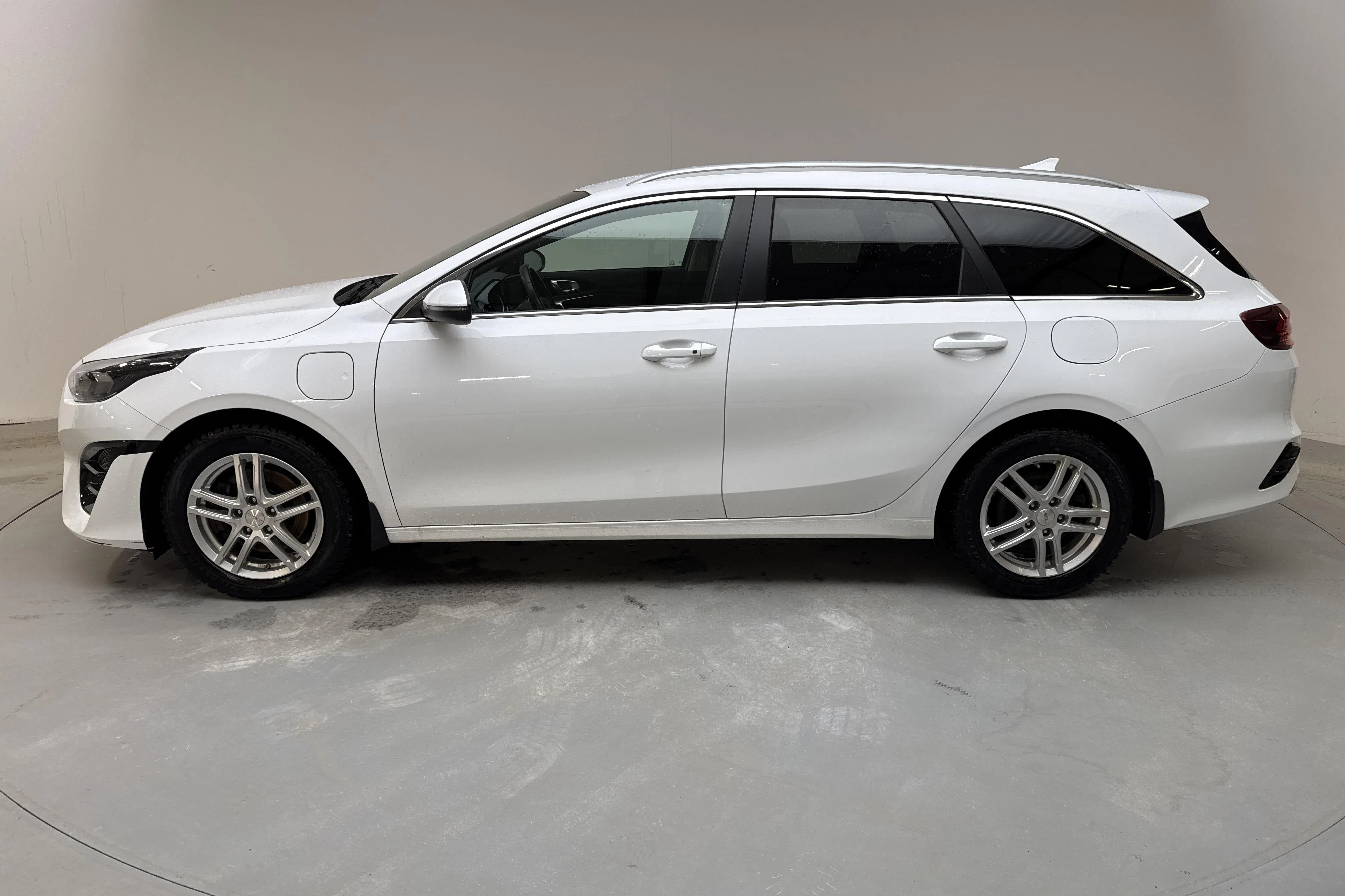 Presentation photo 2 of 15: KIA Ceed 1.6 Plug-in Hybrid SW (141hk) - 53 500 km - Automatic - white - 2022