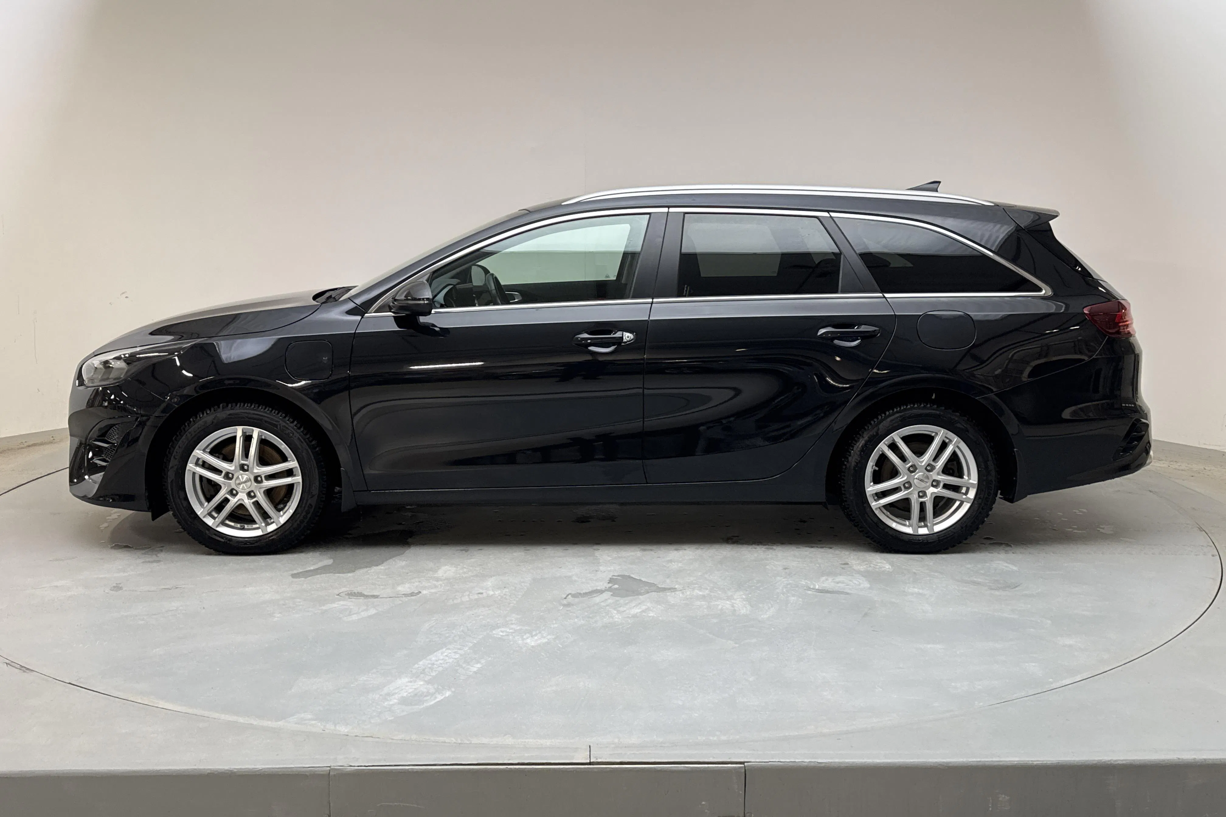 Presentation photo 2 of 16: KIA Ceed 1.6 Plug-in Hybrid SW (141hk) - 43 630 km - Automatic - black - 2024