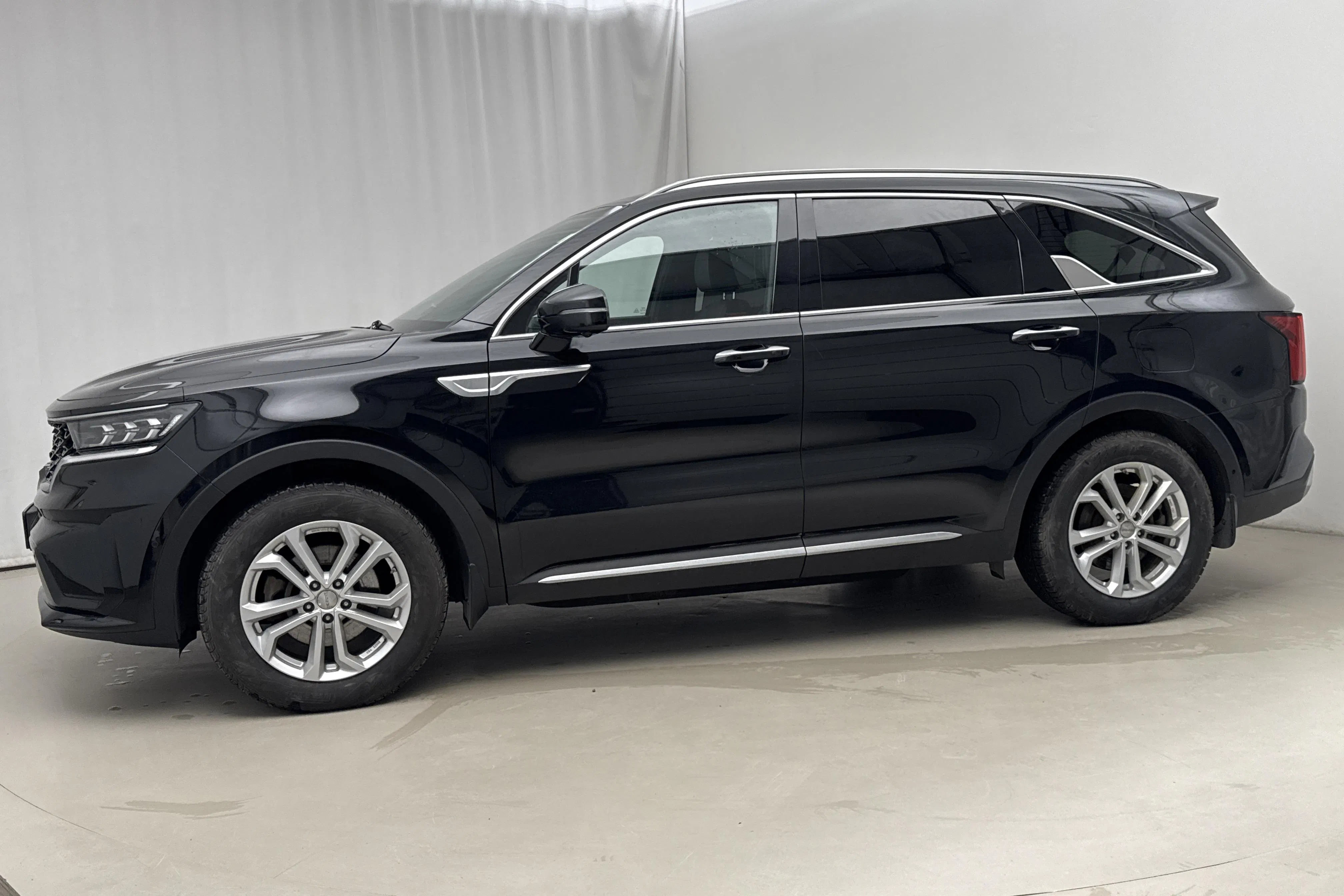 Presentationsfoto 2 av 27: KIA Sorento 1.6 T-GDi Plug-in Hybrid AWD (265hk) - 12 726 mil - Automat - svart - 2022