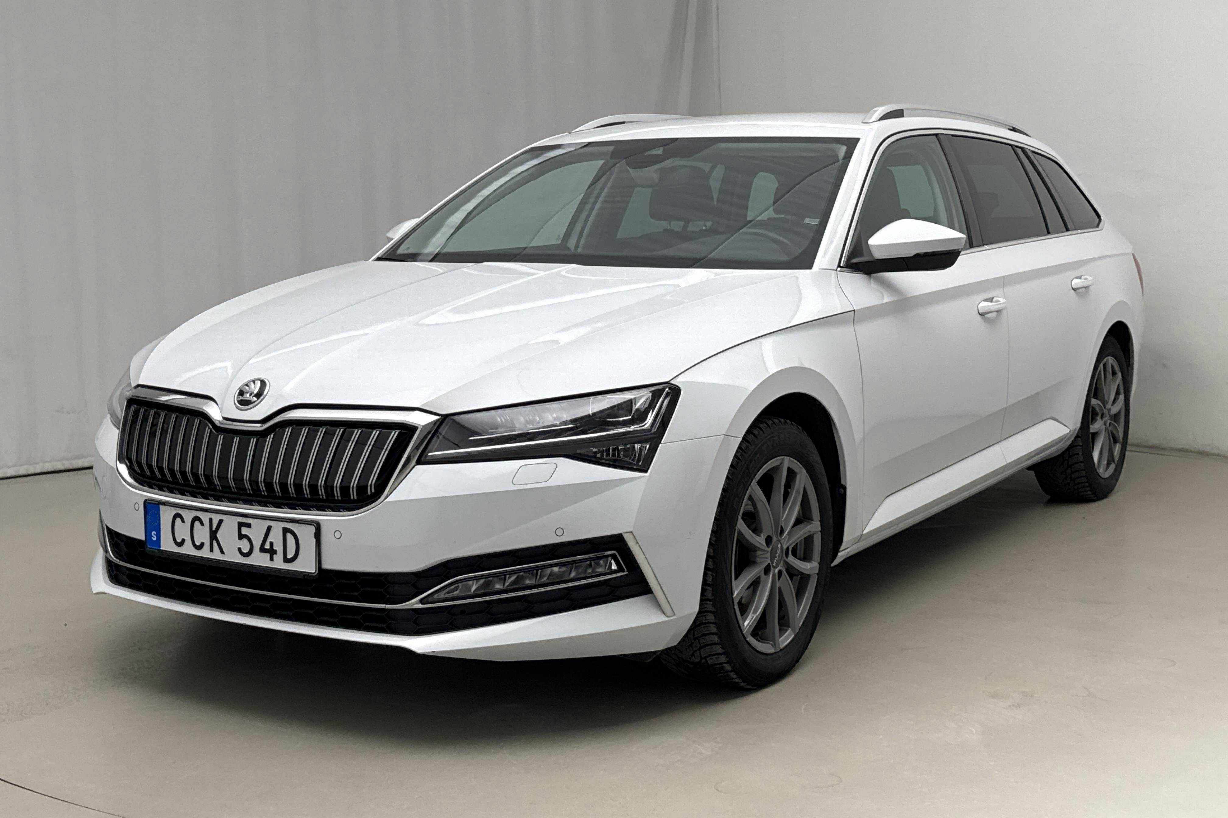 Presentation photo 1 of 27: Skoda Superb 1.4 TSI PHEV Kombi (218hk) - 63 130 km - Automatic - white - 2022