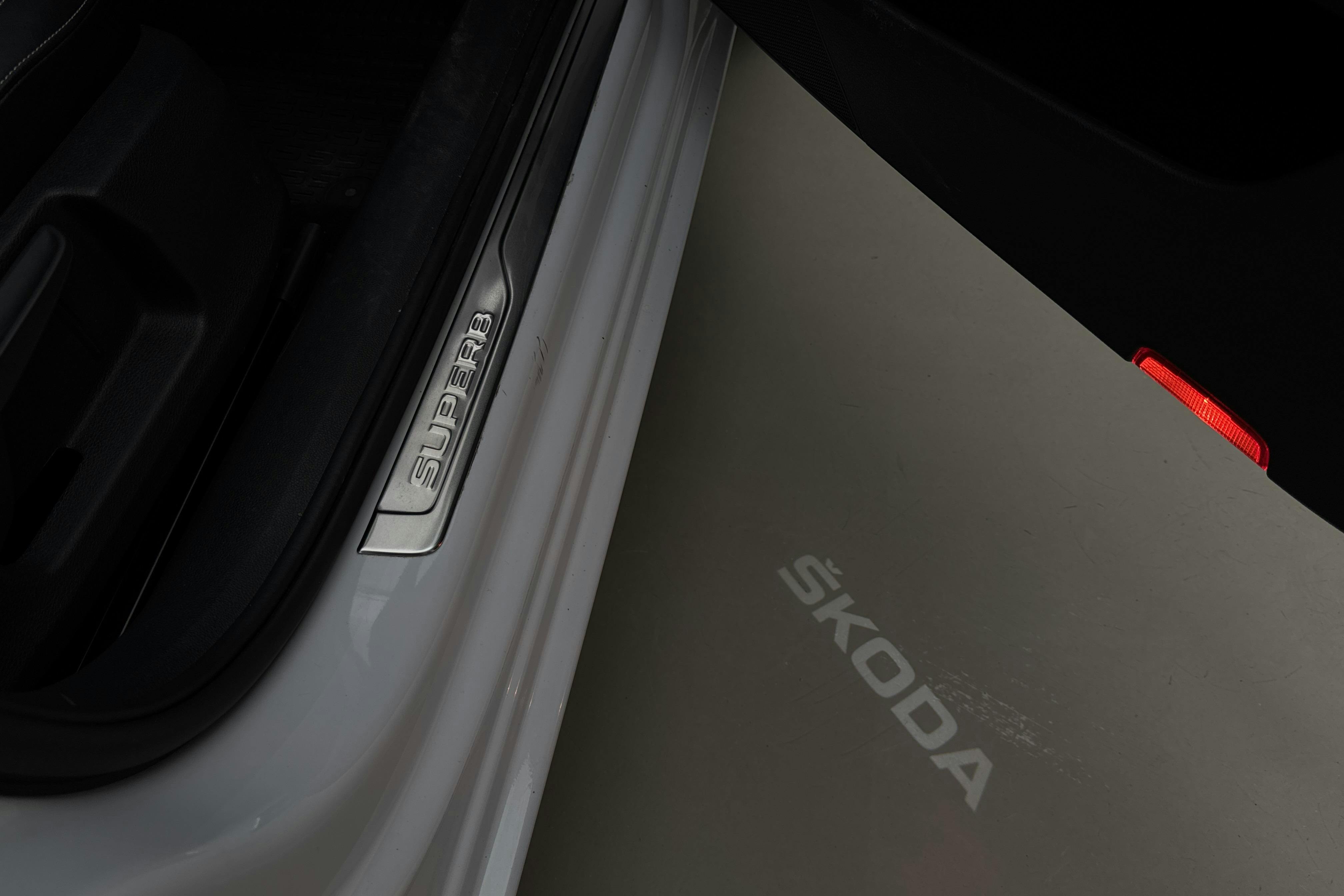 Presentation photo 27 of 27: Skoda Superb 1.4 TSI PHEV Kombi (218hk) - 63 130 km - Automatic - white - 2022