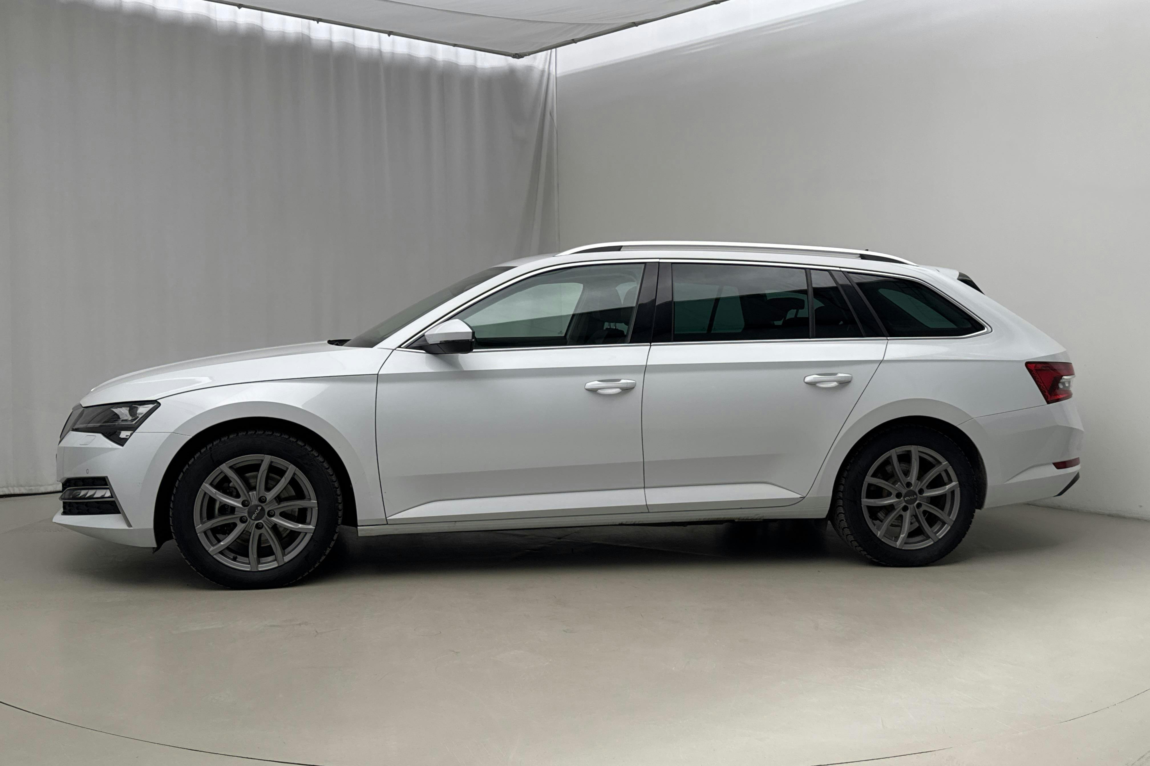 Presentation photo 2 of 27: Skoda Superb 1.4 TSI PHEV Kombi (218hk) - 63 130 km - Automatic - white - 2022