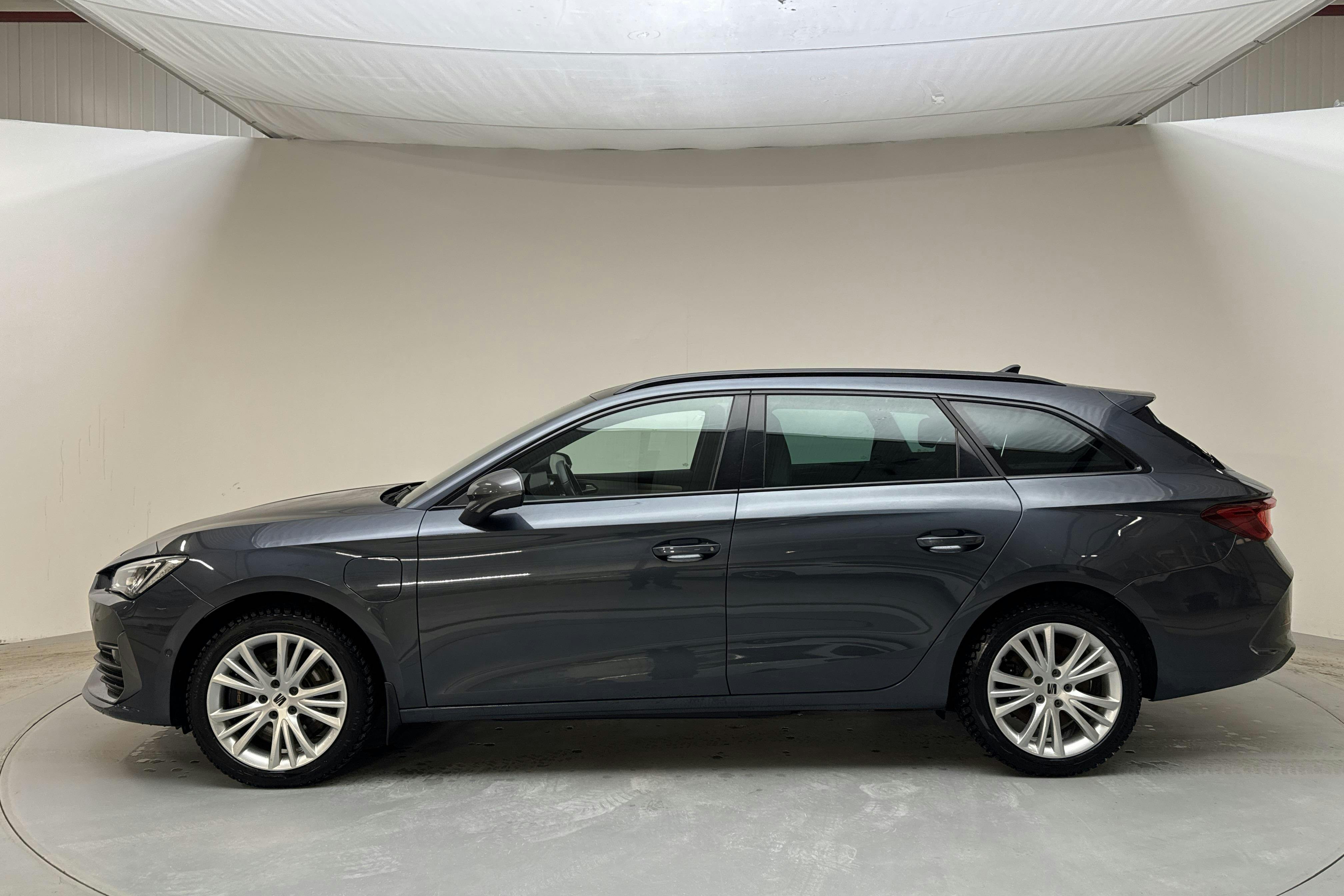 Zdjęcie prezentacyjne 2 z 15: Cupra Leon VZ 1.4 e-HYBRID Sportstourer (245hk) - 56 340 km - Automatyczna - szary - 2021