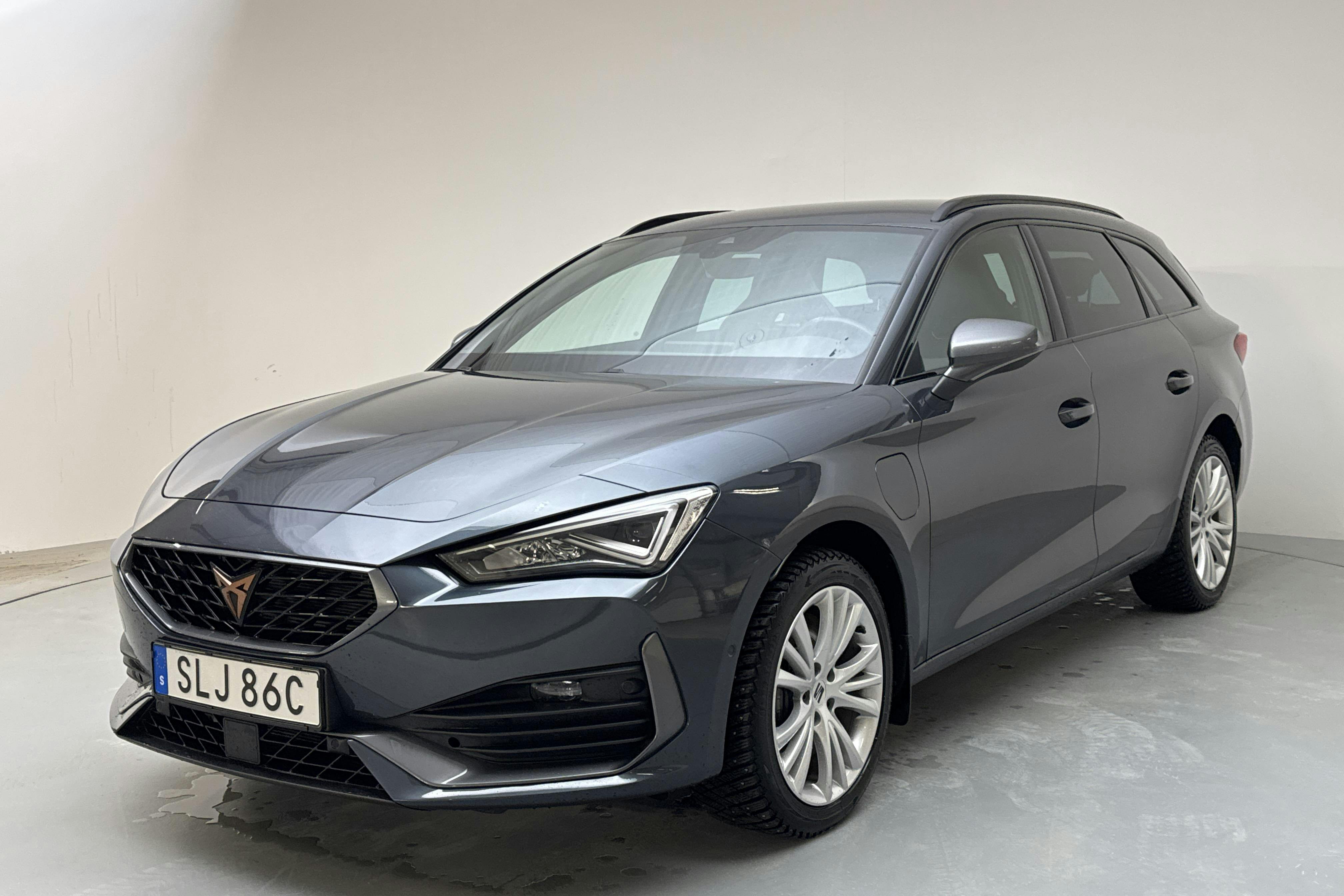 Zdjęcie prezentacyjne 1 z 15: Cupra Leon VZ 1.4 e-HYBRID Sportstourer (245hk) - 56 340 km - Automatyczna - szary - 2021