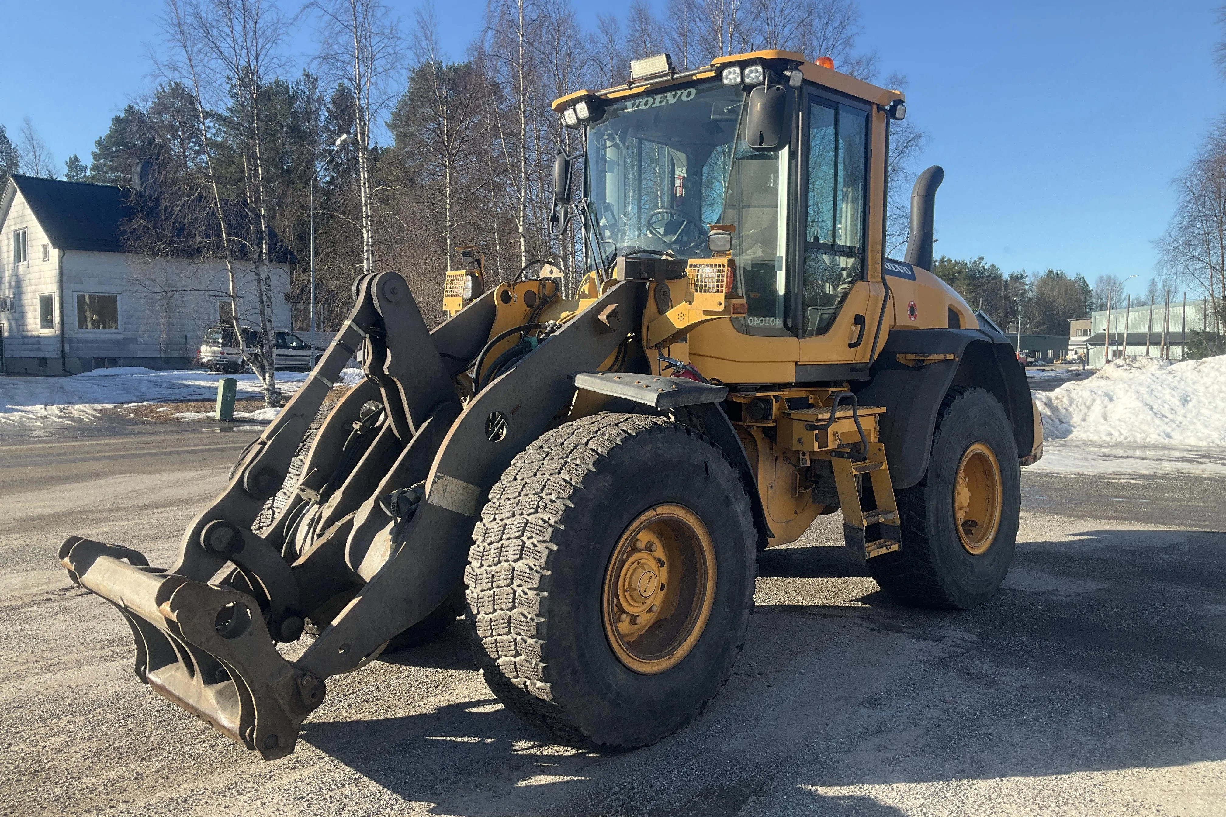 Presentation photo 1 of 47: VOLVO L60G Hjullastare - 0 km - Automatic - yellow - 2013