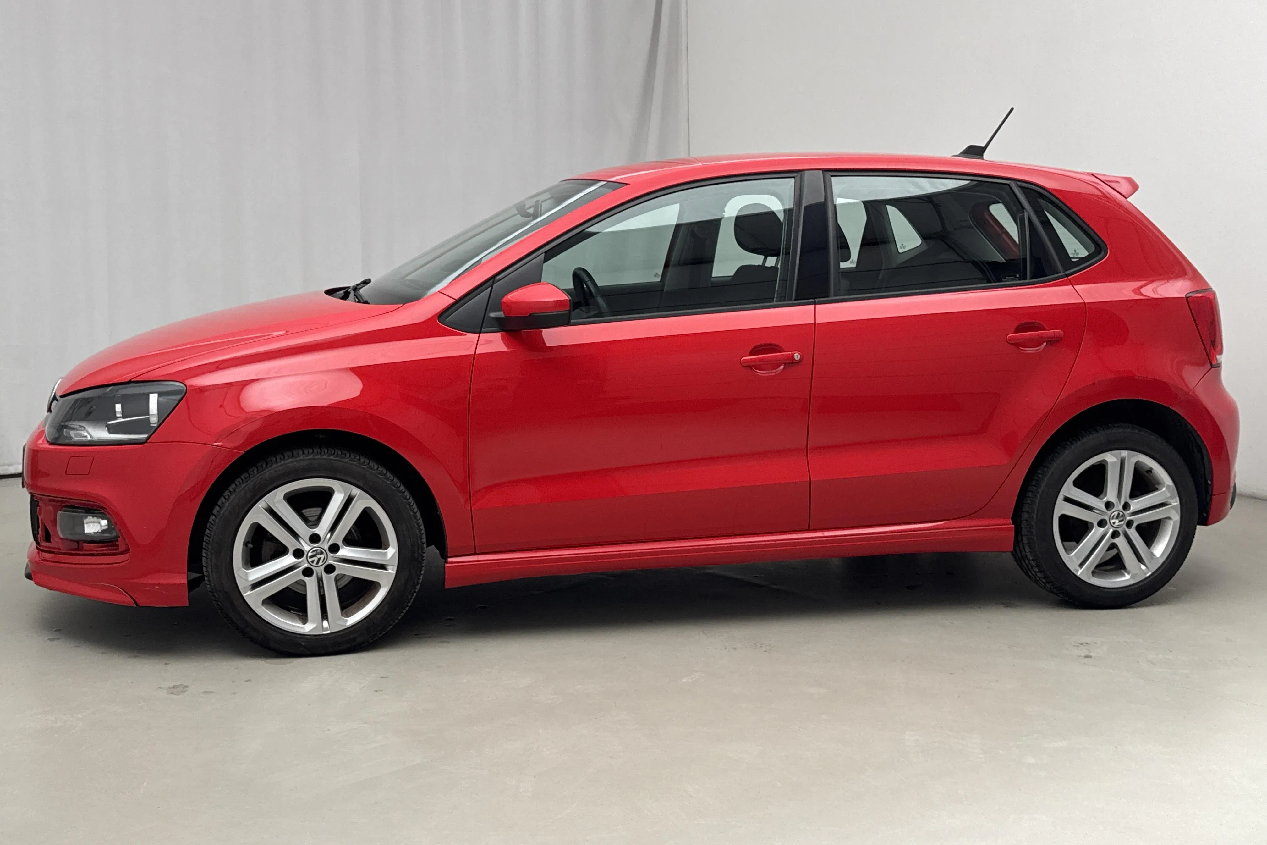 Presentation photo 2 of 12: VW Polo 1.2 TSI 5dr (90hk) - 67 110 km - Automatic - red - 2014